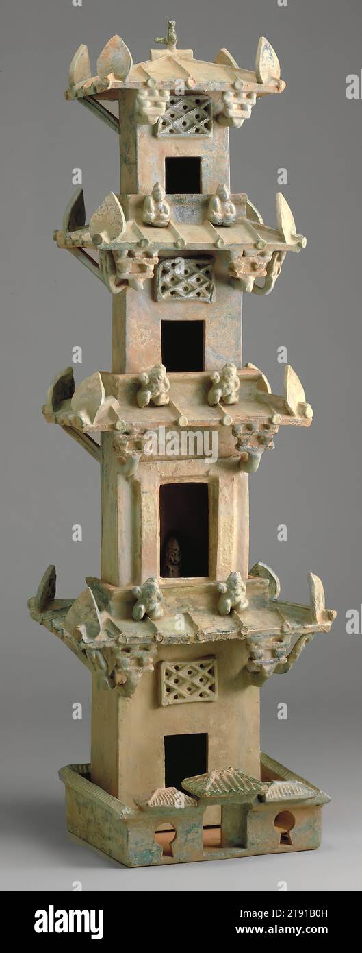 Modèle funéraire d'un pavillon, 1e siècle av. J.-C.-1e siècle ce, 5 1/4 x 14 x 13 po. (13,34 x 35,56 x 33,02 cm), faïence à basse cuisson avec glaçure verte, Chine, 1e siècle avant notre ère-1e siècle après notre ère, des modèles en céramique de structures communes ont souvent été placés dans des tombes aristocratiques pendant la dynastie Han. L'amélioration des méthodes de construction pendant la période Han a conduit à la construction de nombreux bâtiments en forme de tour en brique, bois et carreaux de céramique. Le modèle est composé de cinq sections détachables qui forment ensemble quatre niveaux. Bien que presque deux mille ans, il montre clairement le cantilever du toit de tuiles Banque D'Images