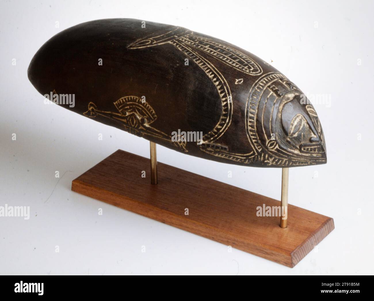 Bol, 20e siècle, 4 1/2 x 7 3/4 x 19 3/4 po. (11,43 x 19,69 x 50,17 cm), Bois, Papouasie-Nouvelle-Guinée, 20e siècle, l'île de Tami est célèbre pour ses bols en bois sculptés par des hommes hautement qualifiés. Dans le passé, les bols étaient largement échangés dans les régions environnantes et constituaient une partie importante de l'économie de l'île. Les bols de nourriture Tami sont façonnés en forme de canot oblong en bois dur et ont été traditionnellement sculptés à l'aide d'outils en pierre, en os ou en ivoire. La chaux est utilisée pour remplir les zones découpées de la décoration et les bols peuvent avoir été peints avec un pigment de terre rouge. Banque D'Images