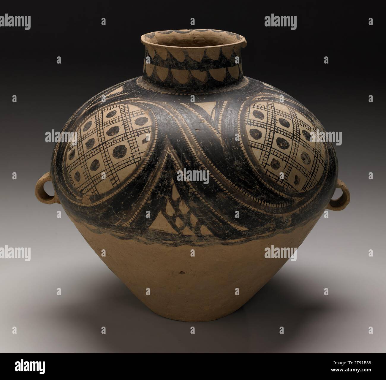 Pot de stockage, c. 2400 BCE, 14 5/8 x 15 3/4 po. (37,15 x 40,01 cm), faïence de type Banshan avec décor en spirale peint, Chine, 25e-24e siècle av. J.-C., les similitudes visuelles frappantes entre les jarres néolithiques Pan-Shan et Pueblo antique sont remarquables. Les deux cultures ont pris un récipient globulaire en faïence conçu pour le stockage de l'eau ou de la nourriture et les ont fortement décorés avec des barbes pigmentées. Chacun a des médaillons centraux soigneusement espacés autour de la surface. Des conceptions linéaires complexes ont été ajoutées conduisant l'œil dans un chemin circulaire tourbillonnant autour des pots. Banque D'Images