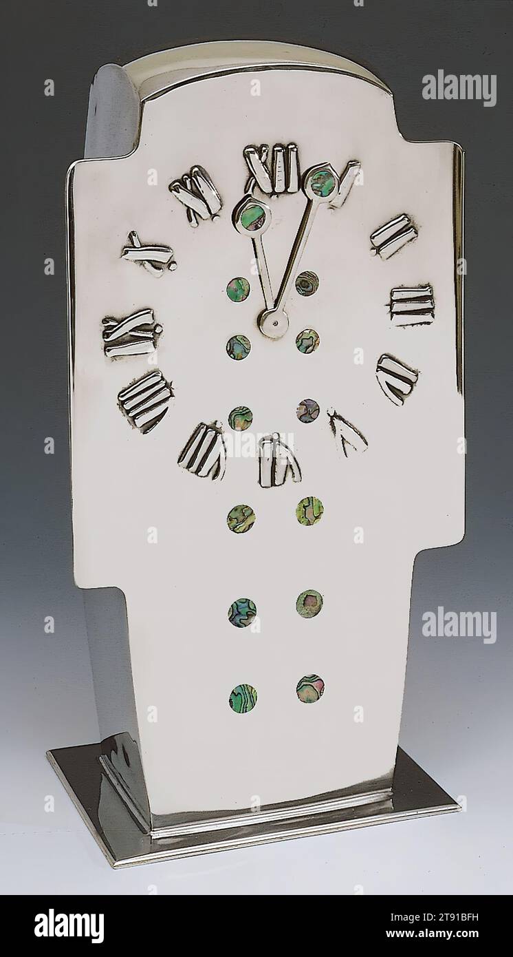 Horloge manteau, c. 1902, attribuée à Archibald KNOX ; détaillant : Liberty & Company, Manx, 1864–1933, 13 1/2 x 7 1/2 x 3 3/4in. (34,3 x 19 x 9,5 cm), étain, coquille d'ormeau, Île de Man, Arts et métiers Banque D'Images