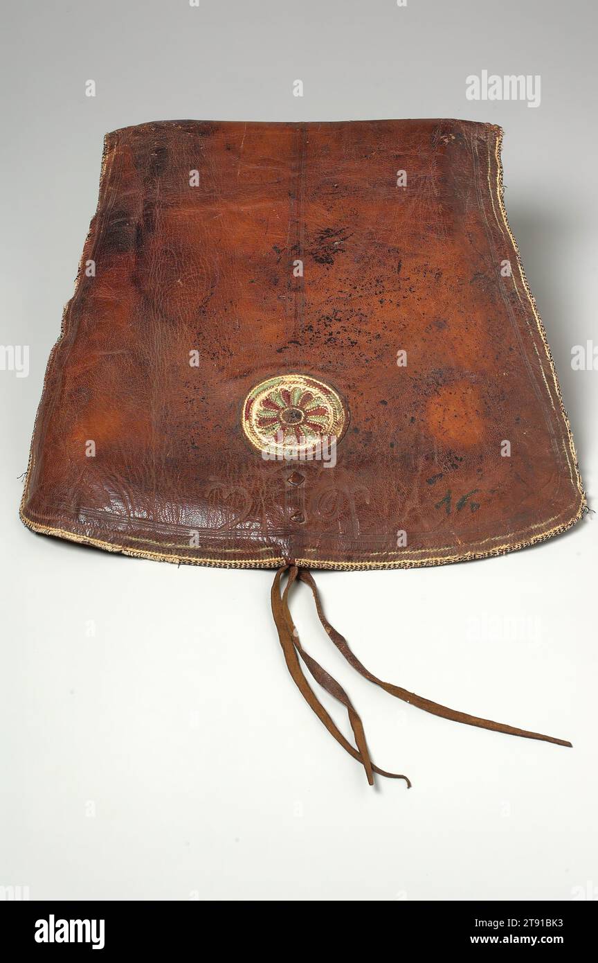 Sac pour homme, premier quart du 19e siècle, 16 1/2 x 6 3/16in. (41,9 x 15.7cm) (total), cuir, soie, métal ; brodé, Maroc, 19e siècle, les brodeuses professionnelles masculines vivant dans les montagnes du Riff au nord du Maroc produisaient des objets en cuir qui étaient utilisés dans tout le pays. La broderie élaborée faite sur le cuir pour les accessoires pour hommes tels que ce sac a une longue tradition dans le pays et a été très appréciée par les visiteurs étrangers. Delacroix et d'autres artistes européens travaillant dans le nord du Maroc au cours du 19e siècle incluaient souvent des représentations de cuir brodé Banque D'Images