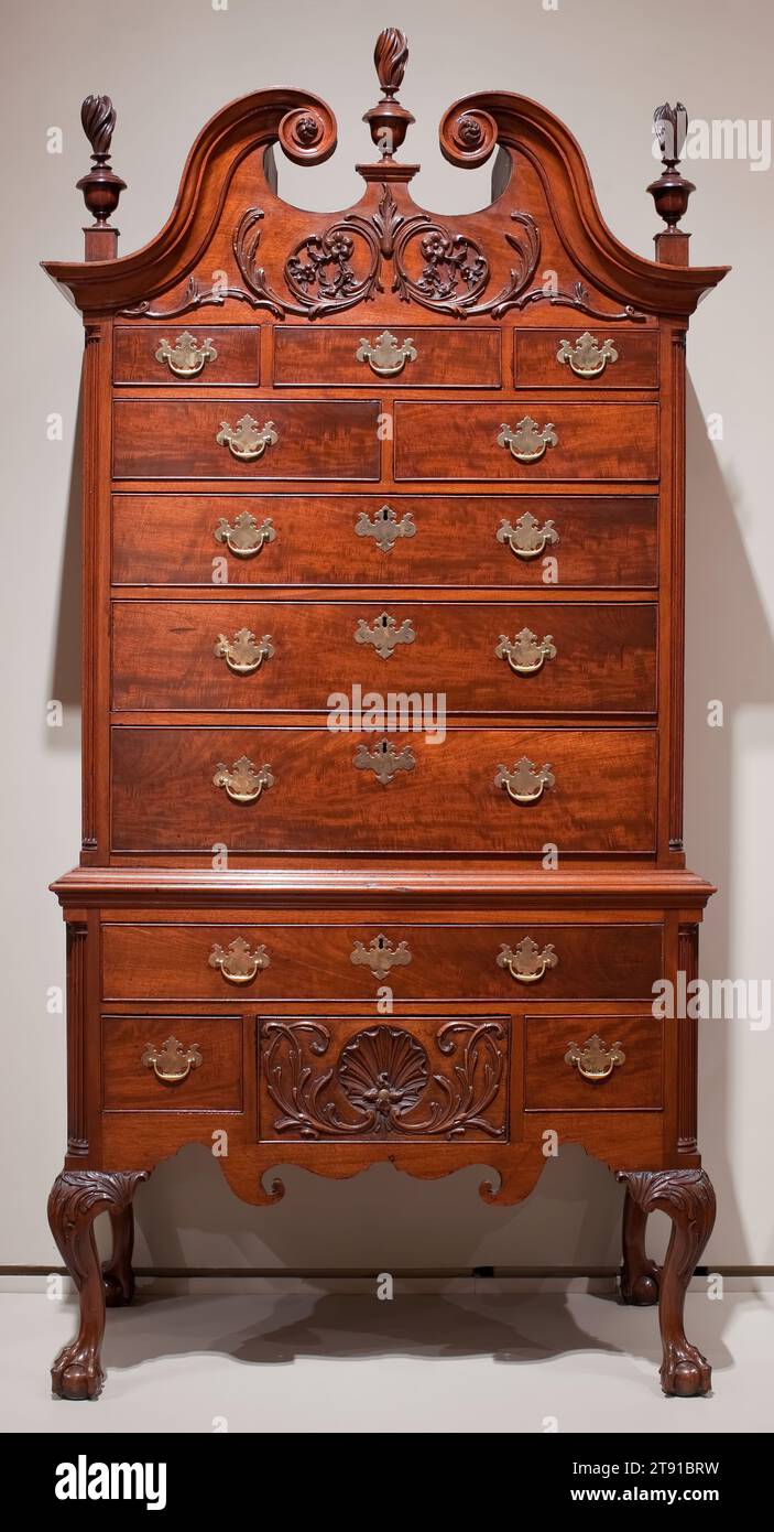 Highboy, c. 1760-80, Spikey Leaf Carver, américain, (Philadelphie), 86 x 44 x 21 1/2 po (218,44 x 111,76 x 54,61 cm), acajou et laiton (poignées), États-Unis, 18e siècle, des études récentes ont suggéré que la sculpture sur ce coffre a été faite par un artisan inconnu, maintenant appelé le «Carver de feuilles de Spikey», comme les veines de pointes de ses feuilles coulent du bord du bois Banque D'Images