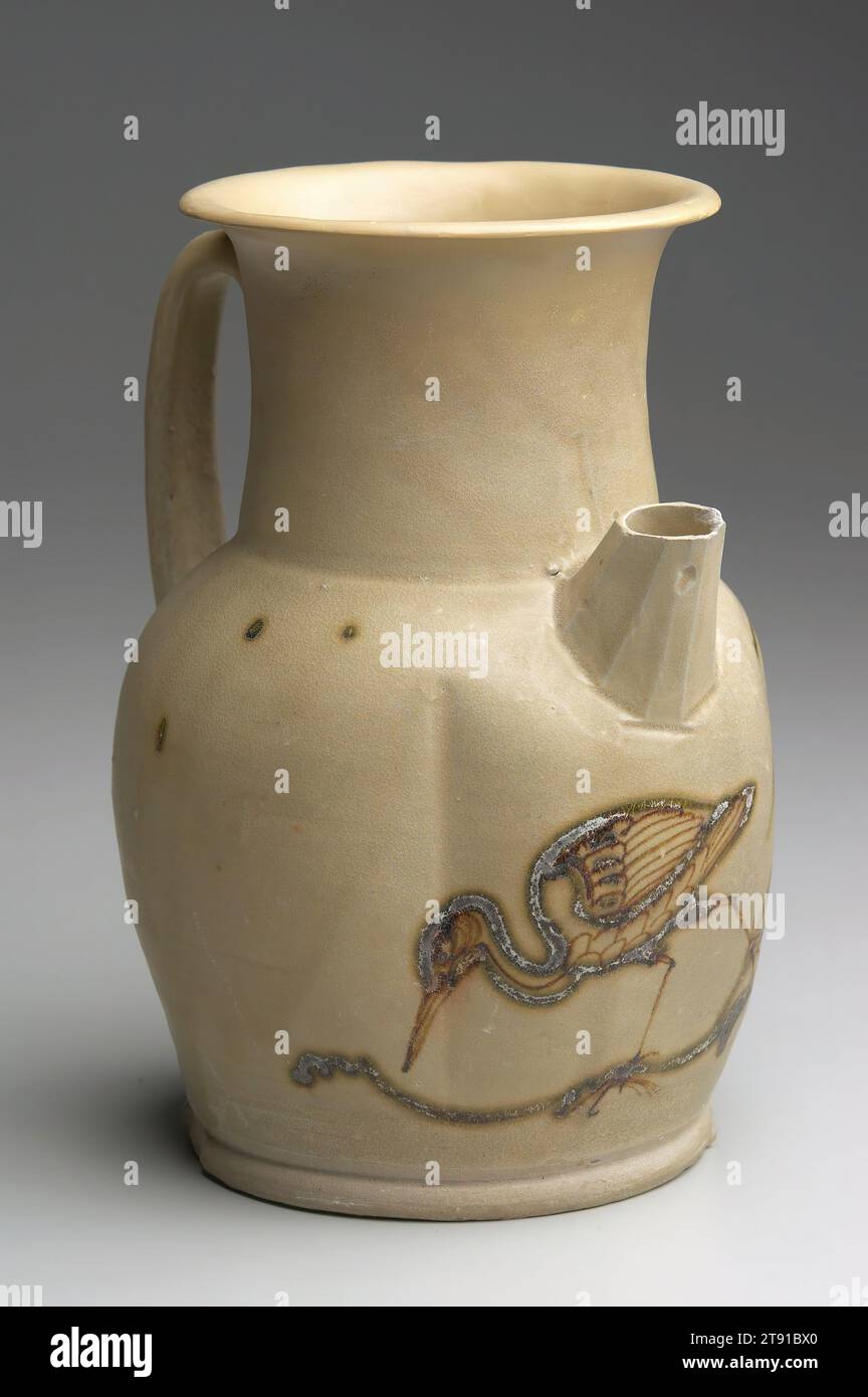 Ewer, 9e siècle, 7 1/2 x 5 x 5 po. (19,05 x 12,7 x 12,7 cm), Dongguan ware (région de Changsha) grès avec des motifs d'oiseaux aquatiques peints en vert et brun sous glaçure claire, Chine, 9e siècle, l'une des réalisations céramiques les plus influentes de Tang a été la création de décor sous glaçure. En peignant leurs dessins directement sur le corps d'argile ou le slip coat et en les recouvrant ensuite d'un glaçage clair avant la cuisson, les potiers pourraient protéger leurs dessins d'une manière qui n'était pas possible auparavant. Les potiers travaillant près de Changsha dans le sud de la Chine semblent avoir été les premiers à expérimenter une sous-glaçure parfaite Banque D'Images