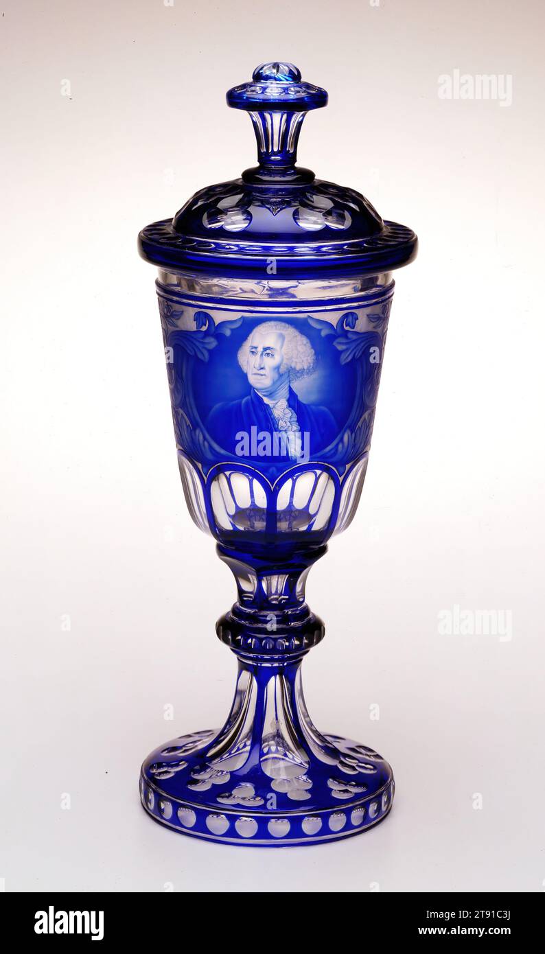 Gobelet couvert, milieu du 19e siècle, attribué à Dominik Biemann, Bohême, 1800-1857, 11 1/4 x 5 x 5 po. (28,58 x 12,7 x 12,7 cm) (gobelet)4 1/2 x 6 x 6 po (11,43 x 15,24 x 15,24 cm) (couvercle), verre stratifié découpé et gravé, Tchécoslovaquie, 19e siècle, tout au long du 19e siècle, les fabricants américains et européens ont produit des articles de luxe arborant des images de George Washington (1732-99), la première icône américaine. Les qualités de force, de jugement et de sens du devoir de Washington ont fait de lui une source d'inspiration constante pour les Américains. Banque D'Images