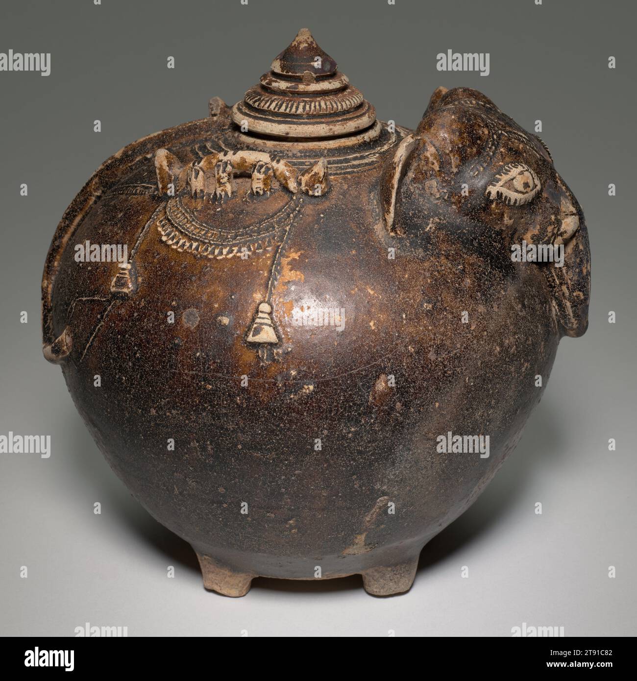 Pot de lime en forme d'éléphant, 11e-12e siècle, 7 3/8 x 7 3/8 po. (18,73 x 18,73 cm), porcelaine khmère grès avec décor moulé sous glaçure brune, Thaïlande, 11e-12e siècle, au début des années 1000, une grande partie de la Thaïlande avait été consolidée sous la domination khmère (802-1437). Une autoroute reliant le plateau de Khorat—site de production de céramique Ban Chiang, dont un exemple est dans le cas à l'extrême gauche—à Angkor (dans l'actuel Cambodge) a accru le commerce régional et la distribution de céramiques glacées au chocolat distinctives sous forme animale. Banque D'Images