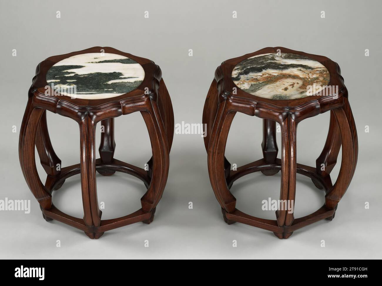 Tabouret rond avec siège en pierre, un d'une paire, fin du 17e siècle, 17 x 18-5/16 x 17 po. (43,2 x 46,5 x 43,2 cm), bois dur Huang-hua-li et marbre ta-li, Chine, 17e siècle Banque D'Images