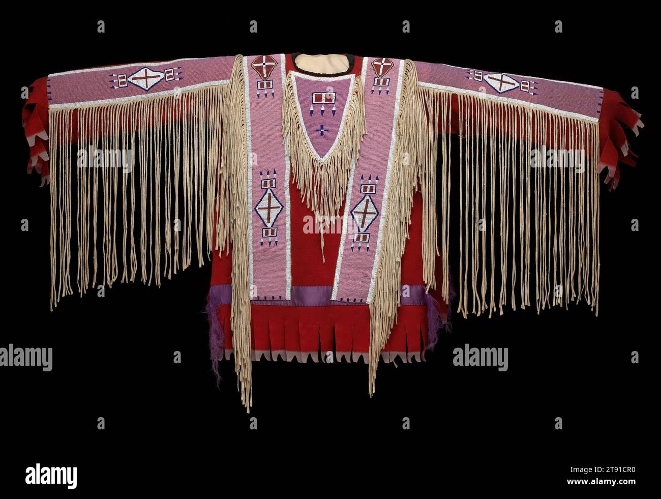 Chemise, c. 1890, 28-1/4 x 62 po (71,8 x 157,5 cm), laine, perles, peau d'animal, ruban, États-Unis, 19e siècle, les chemises décorées étaient portées sur les Plaines par des hommes très appréciés au sein de leur communauté. Créé par des femmes, ce vêtement d'honneur était un objet de prestige qui représentait les réalisations du propriétaire. Avec le temps, une chemise peut être endommagée par l'utilisation, et les bandes perlées peuvent être transférées à une nouvelle création, comme dans cet exemple. Le corps de cette chemise est fait de tissu de commerce de laine qui a été créé en Europe. L’artiste a habilement découpé la partie non teintée de ce vêtement Banque D'Images