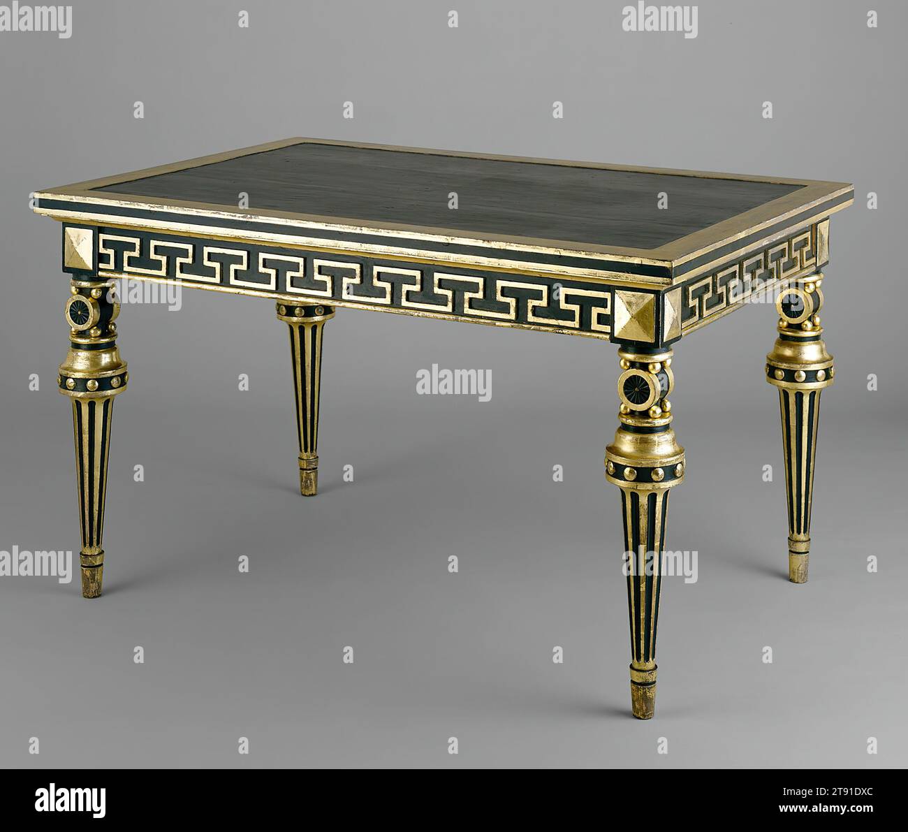 Table de bibliothèque, vers 1800, Thomas Hope, Anglais, (né Amsterdam), 1769-1831, 33 x 55 3/4 x 37 3/4 po (83,82 x 141,61 x 95,89 cm), bois peint et doré avec dessus en toile, Angleterre, 18e-19e siècle Banque D'Images