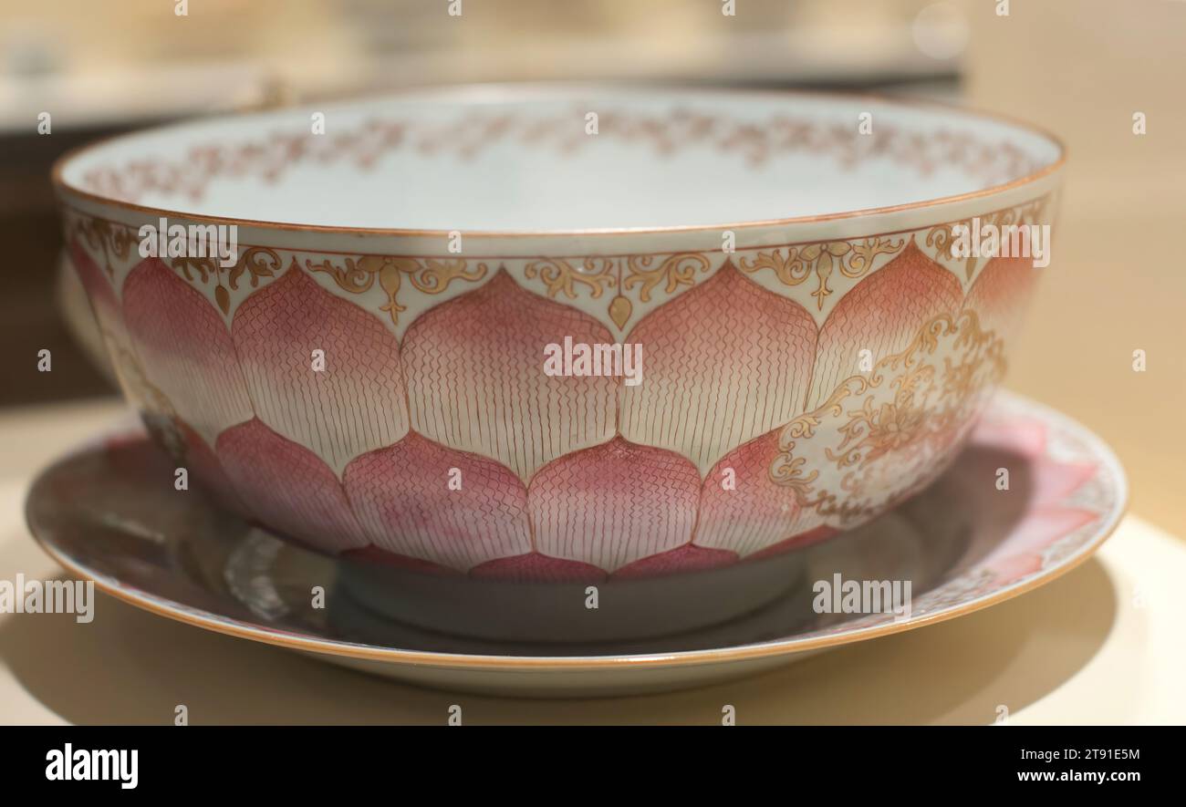 Bol à perforer et support, c. 1736-1795, 7 x 16 po. (17,78 x 40,64 cm) (a) (bol), porcelaine, porcelaine, 18e-19e siècle, le lotus, la fleur pure et sacrée du bouddhisme, était un motif populaire sur la porcelaine d'exportation au milieu du 18e siècle Banque D'Images