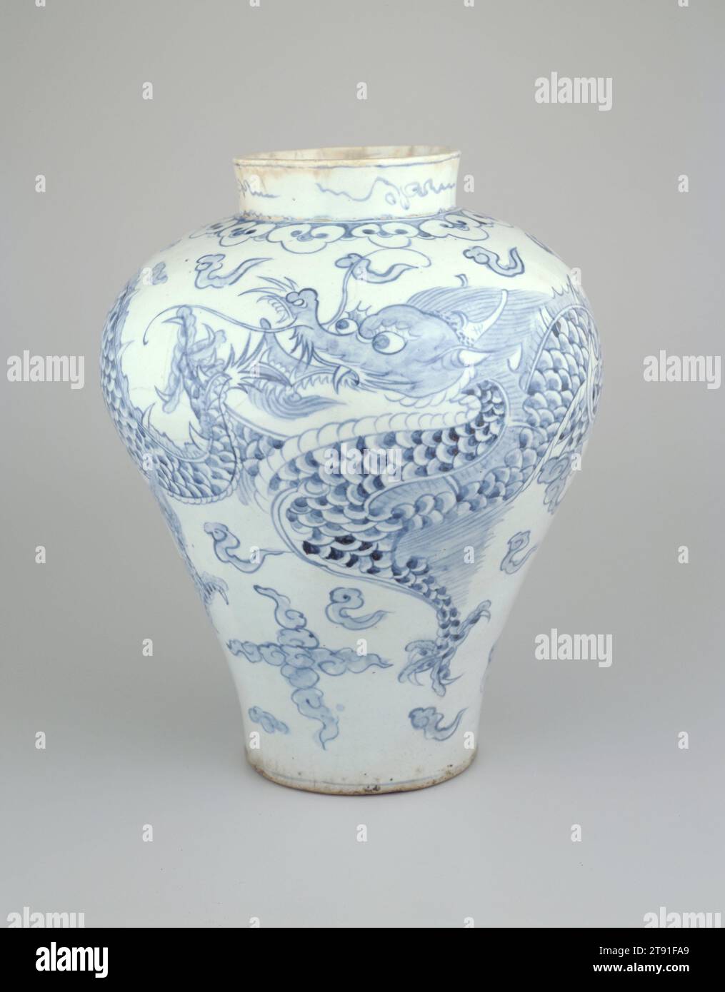 Pot avec Dragon et nuages, fin du 18e siècle, Coréen inconnu, 18 1/4 x 13 1/2 po. (46,36 x 34,29 cm), porcelaine blanche avec peinture au cobalt sous glaçure, Corée, 18e siècle, contrairement aux bêtes vicieuses et brûlantes de la mythologie occidentale, les Coréens croyaient que les dragons vainquirent le mal et apportèrent la pluie pour des récoltes abondantes. En Chine et en Corée, les dragons à cinq griffes étaient emblématiques de l'empereur, et les céramiques, les peintures et les robes portant des dragons à cinq griffes étaient réservées à l'usage royal. Le dragon sur ce pot a quatre griffes et était donc probablement la propriété d'un fonctionnaire de la cour. Banque D'Images