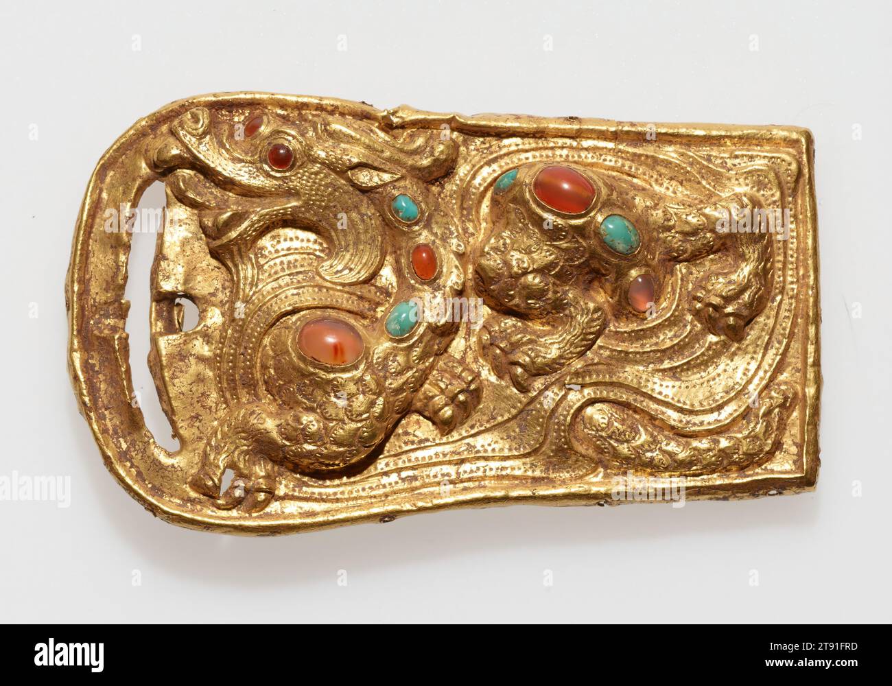 Boucle de ceinture, 1e-2e siècle, 2 1/2 x 4 1/4 x 9/16 po. (6,35 x 10,8 x 1,43 cm), Or, turquoise et agate, Chine, 1e-2e siècle, dans la Chine ancienne, l'or et l'argent n'ont pas reçu le statut élevé de laque et de jade. Avant la dynastie Tang (608-960), ces métaux précieux étaient principalement utilisés comme incrustation décorative sur le bronze et la laque et pour des ornements personnels tels que les épingles à cheveux et les crochets de ceinture. Faite d'or massif, cette boucle de ceinture rare est inhabituelle dans la forme, mais elle se rapporte à des exemples excavés, y compris une célèbre boucle récupérée du tombeau no. 9 à Sogam-ni, ancienne colonie Han de Lo-lang Banque D'Images