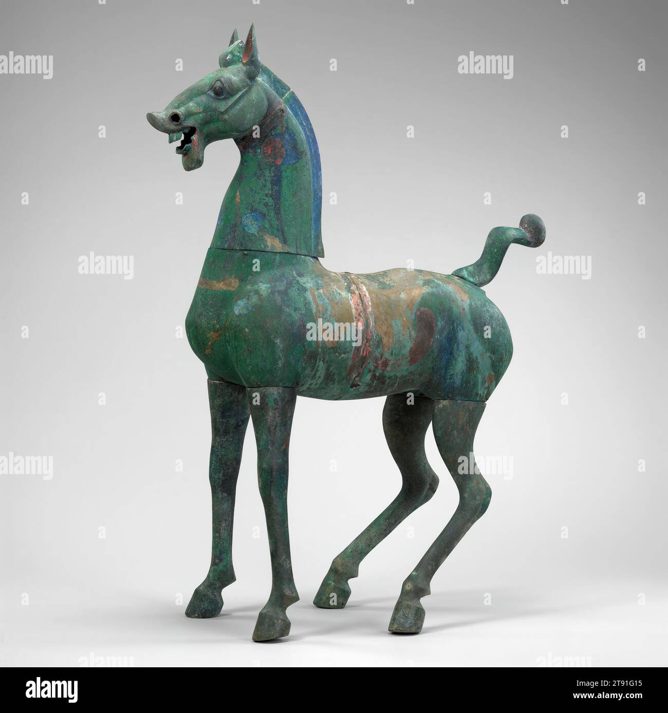 Cheval céleste, 25-220, 44 7/8 x 34 1/2 x 14 1/2 po (113,98 x 87,63 x 36,83 cm) (sans monture), Bronze avec des traces de polychrome, Chine, 1e-2e siècle, envoyés par le gouvernement chinois en Asie centrale sont retournés à la cour émerveillés par une race de «cheval céleste» comme aucune autre, un animal robuste avec un dos et des épaules puissants qui a travaillé si dur qu'il transpire le sang. L'empereur chinois Wu (r. 141–87 av. J.-C.) est devenu obsédé par ces histoires et a envoyé des diplomates et plus tard une force militaire pour obtenir les chevaux. Banque D'Images