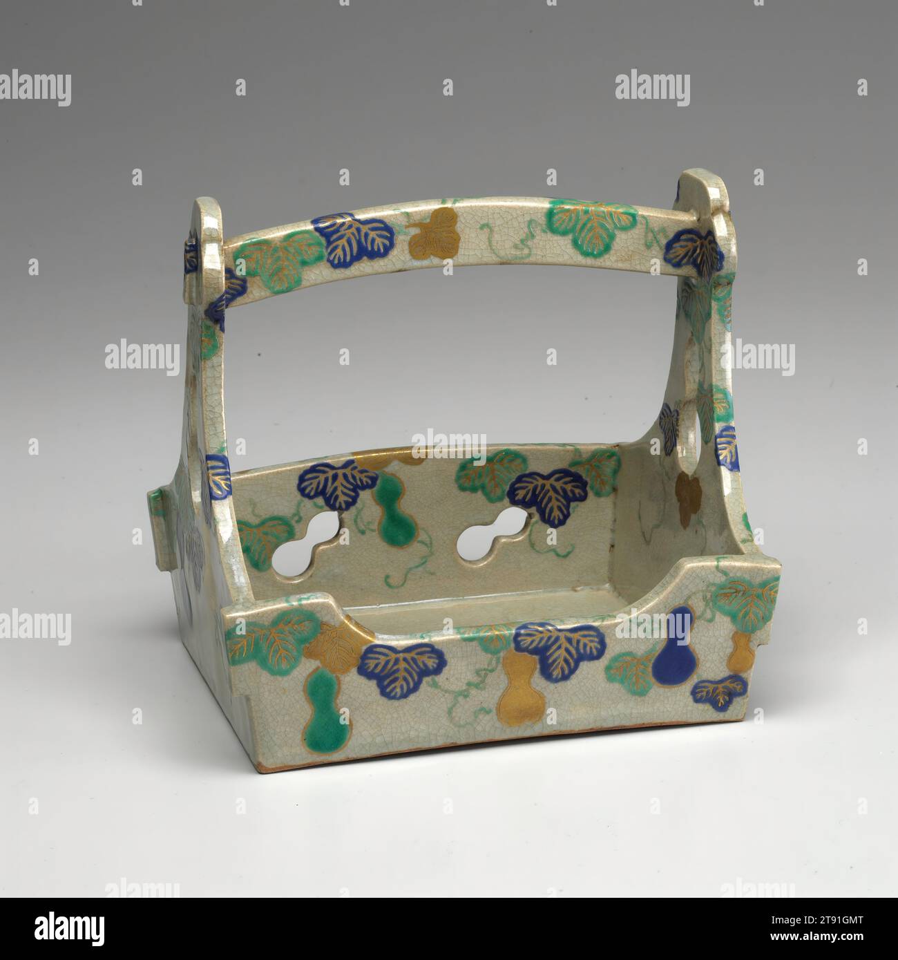 Plateau à tabac, 18e siècle, Japonais inconnu, 7 3/4 x 7 7/8 x 6 1/4 po. (19,69 x 20 x 15,88 cm), Kyōyaki ware, Ko Kiyomizu type, four Seikanji ; grès avec émaux sous-glaçage et or, Japon, 18e siècle, les commerçants portugais ont introduit le tabac au Japon dans les années 1500 Après des tentatives répétées pour interdire son utilisation, le gouvernement légalise sa culture en 1625. Tout au long de l'époque d'Edo, les Japonais utilisaient de longues pipes avec de petits bols, qui, remplis de tabac finement déchiqueté, ne donnaient au fumeur qu'une bouffée ou deux. Les plateaux à tabac contenaient un hi’ire, un petit récipient avec des cendres chaudes Banque D'Images