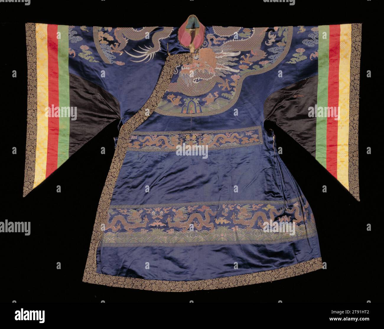 Robe de cour formelle modifiée pour la danse rituelle lamaïste, fin du 19e siècle, L.53-1/2 po., brocart de soie et damassé, Tibet, 19e siècle, les danseurs lamaïstes (bouddhistes tibétains) portaient des robes colorées comme celle-ci lorsqu'ils se produisaient dans des festivals religieux tenus dans des monastères. La robe est en fait une importation de Chine. Initialement une robe de cour chinoise, elle a été modifiée au Tibet, où l'ajout de grands panneaux triangulaires et de poignets rayés a radicalement redessiné les manches fuselées originales. Les robes de cour avec un dragon brodé sur le cou/la poitrine étaient populaires auprès des bouddhistes de l'Himalaya. La dynastie Qing Banque D'Images