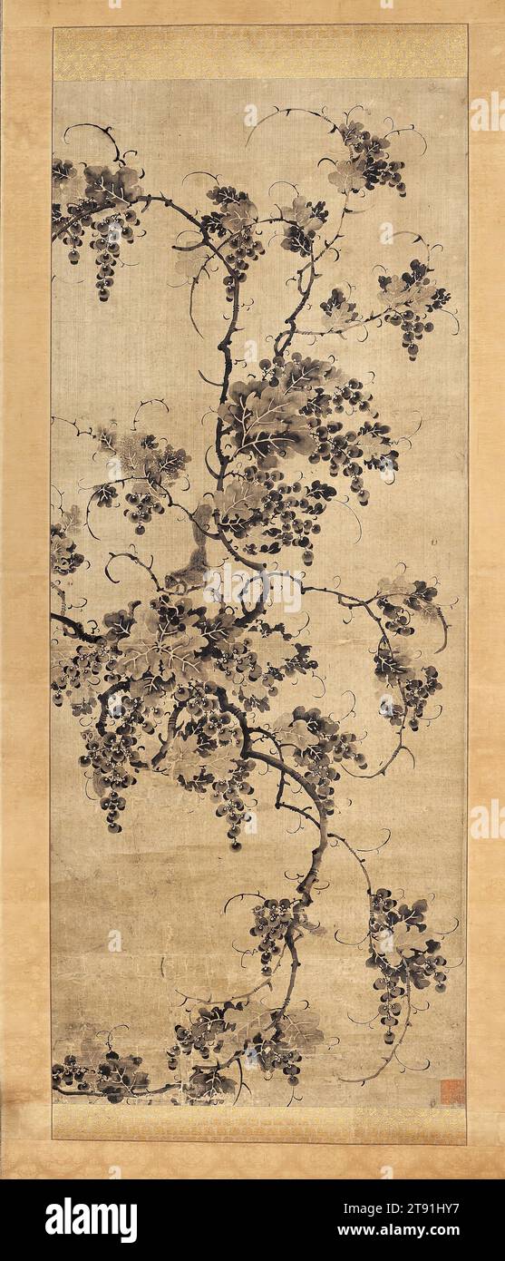 Vigne et écureuils, 18e-19e siècle, Japonais inconnu, 56 × 22 1/2 po. (142,24 × 57,15 cm) (image), encre sur soie, Japon, 18e-19e siècle, l'artiste moine chinois Tzu-wen Jih-kuan popularise pour la première fois les peintures monochromes à l'encre de raisins au cours du 13e siècle. Les vignes tordues, les vrilles et les raisins ronds et dodus ont fourni amplement l'occasion de « jouer au pinceau » expressif. Ils ont peut-être aussi peint pour exprimer le penchant de l'artiste érudit pour le vin. La combinaison des écureuils et des vignes, comme on le voit ici, est en fait un rébus, ou mot jeu de mots. Banque D'Images