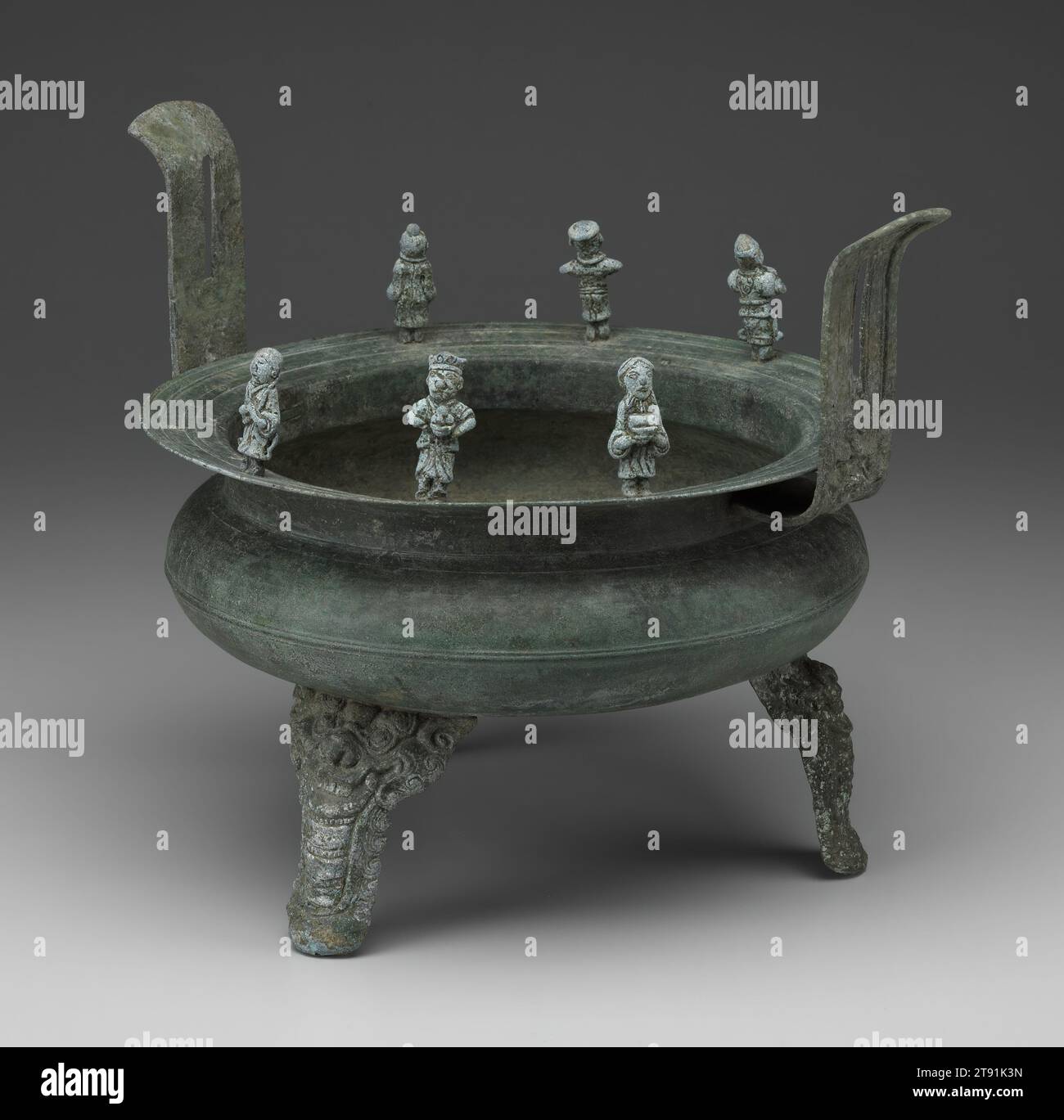 Brûleur à encens tripode, 14e siècle, 9 15/16 x 12 1/8 x 10 1/16 po. (25,24 x 30,8 x 25,56 cm), Bronze, Vietnam, 14e siècle, Contact avec la Chine pendant la dynastie Han (206 av.c.-220 a.d.) a grandement influencé l'art et la culture vietnamiens pour les siècles à venir. Alors que les Vietnamiens adoptaient le confucianisme et le culte des ancêtres de style chinois, leurs trépieds rituels en bronze, leurs vases et même leurs pièces de monnaie prenaient des caractéristiques chinoises. Alors que ce trépied vietnamien rare du XIVe siècle a une forme chinoise, les petites images figuratives attachées à la jante sont entièrement une invention vietnamienne. Banque D'Images