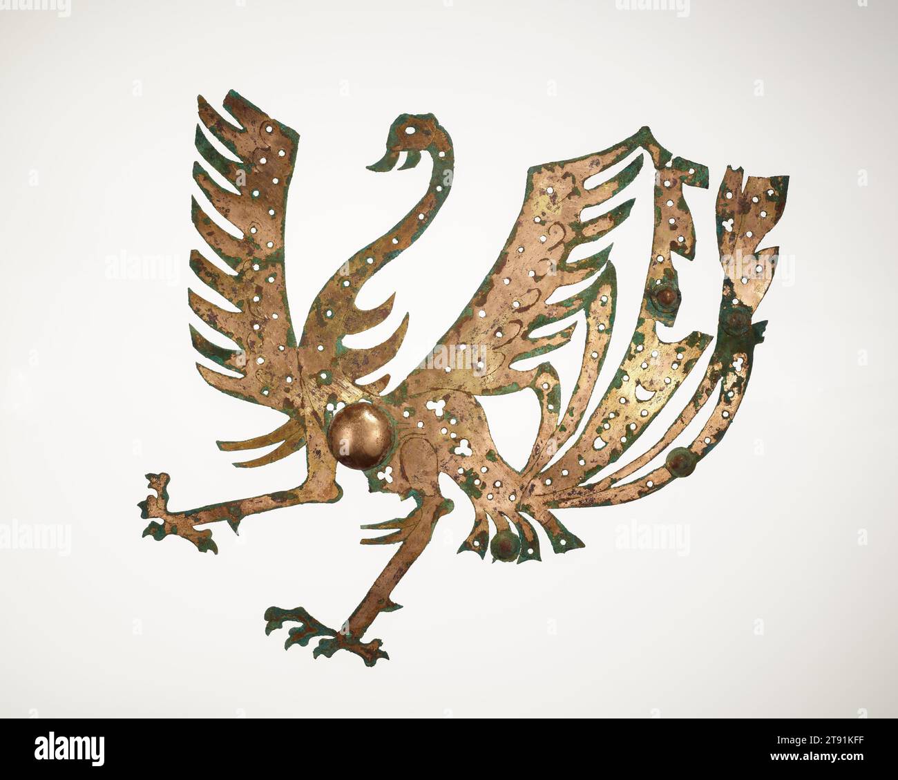 Plaque Phoenix, 2e siècle, 16 1/4 x 16 5/8 po. (41,28 x 42,23 cm), bronze doré, Chine, 2e siècle, cette plaque provient d'un groupe remarquable de vingt-six plaques dorées, très probablement de la province de Szechwan, qui comprend des silhouettes d'animaux, de divinités, de disques pi et d'arcs de huang avec des têtes de dragon jumelles. Découpées dans des feuilles de bronze et dorées, plusieurs plaques arborent des reflets argentés et des détails gravés. Alors que les archéologues chinois ont vérifié que de telles plaques servaient de décoration de tombeaux dans des sépultures coûteuses pendant la dynastie des Han orientaux (25-220) Banque D'Images