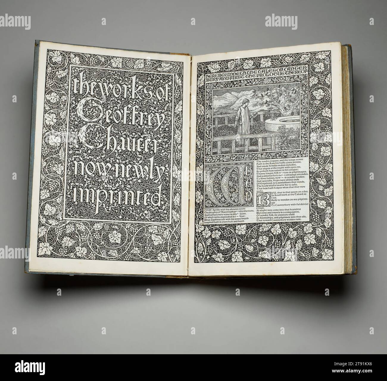 Les œuvres de Geoffrey Chaucer, maintenant nouvellement imprimé, 1896, William Morris ; auteur : Geoffrey Chaucer; illustrateur : Edward Coley Burne-Jones ; graveur : gravures sur bois de William Harcourt Hooper ; Editeur : Frederick S. Ellis ; imprimeur : William Morris à Kelmscott Press, Hammersmith, Angleterre ; Editeur : Kelmscott Press, Hammersmith, Angleterre, Royaume-Uni, 1834 - 1896, 17 x 12 x 2 5/8 po. (43,18 x 30,48 x 6,67 cm) (fermé), gravures sur bois, typographie à l'encre noire et rouge ; volume relié, Angleterre, 19e siècle Banque D'Images