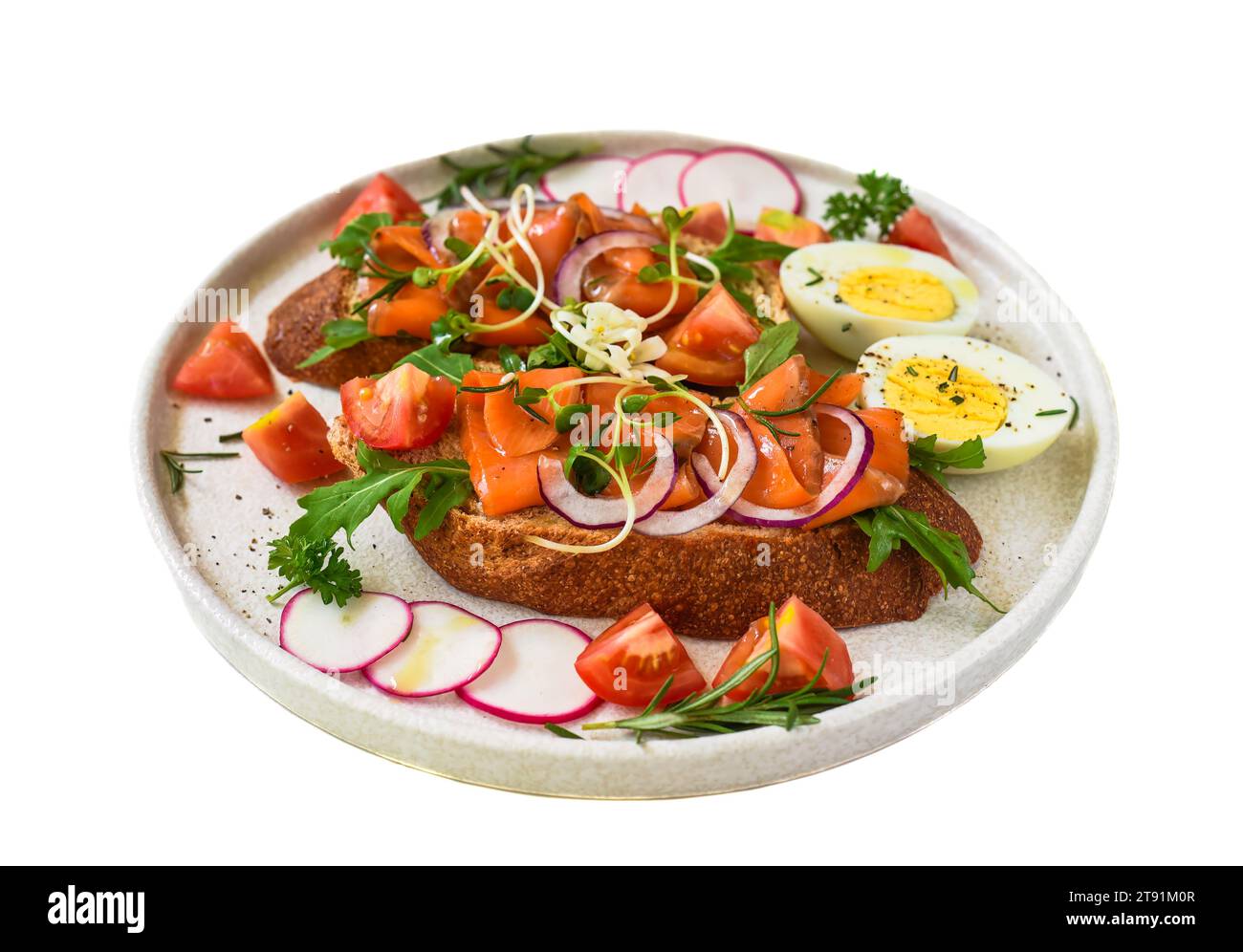 griller avec du saumon fumé, de l'oignon et des légumes sur une assiette blanche en gros plan Banque D'Images