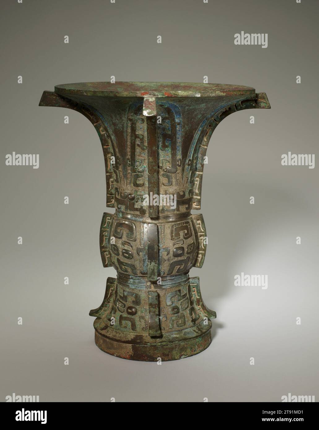 Récipient à vin Zun, 11e siècle av. J.-C., 13 1/8 × 11 7/16 × 11 5/16 po., 11,2 lb. (33,4 × 29 × 28,7 cm, 5,1 kg), Bronze, Chine, 11e siècle av. J.-C. Banque D'Images