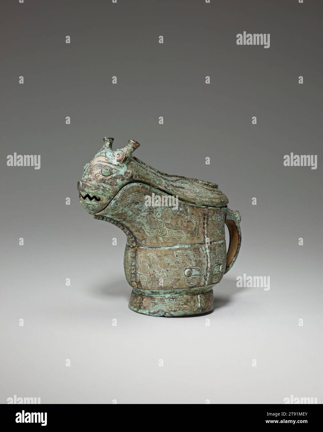 Récipient à vin Gong, fin du 13e siècle av. J.-C., 7 × 9 5/16 × 2 1/16 po., 2,9 lb. (17,78 × 23,65 × 5,24 cm, 1,3 kg)3 7/8 × 3 1/16 po. (9,84 × 7,78 cm) (partie de l'objet, pied), Bronze, Chine, 13e siècle av. J.-C., le gong est un type de récipient rituel utilisé pour servir le vin. Il a été produit principalement pendant les règnes du roi Wu et du roi Zhao à la fin des dynasties Shang (c. 1300–1046 av. J.-C.) et des premiers Zhou occidentaux (c. 1046–977 av. J.-C.) Banque D'Images