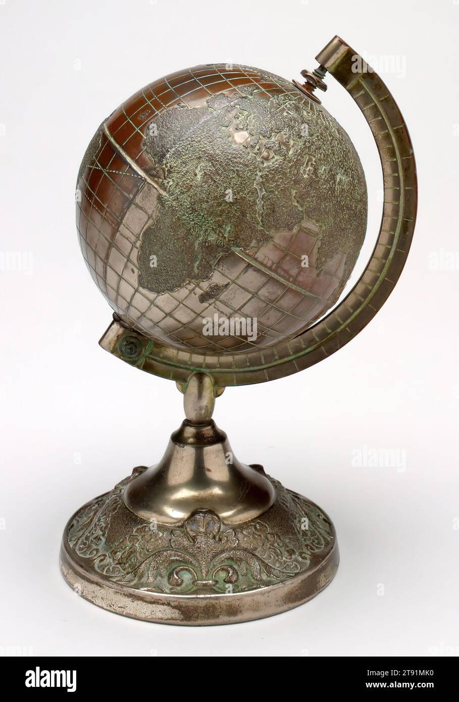 Globe sur la rive immobile d'Arc, 20e siècle, 7 1/4 x 4 7/8 x 4 15/16 po. (18,42 x 12,38 x 12,54 cm), laiton, États-Unis, 20e siècle Banque D'Images