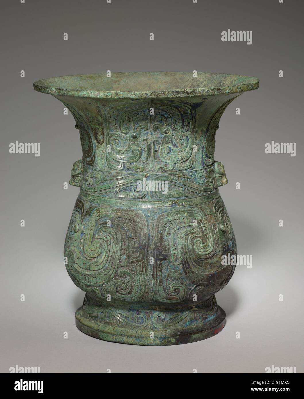 Récipient à vin Zun, 10e siècle av. J.-C., 9 13/16 × 8 7/8 × 8 3/4 po., 7,9 lb. (25 × 22,5 × 22,2 cm, 3,6 kg)6 1/16 × 6 po. (15,4 × 15,2 cm) (partie de l'objet, pied), Bronze, Chine, 10e siècle av. J.-C., cette forme de récipient, connue sous le nom de zun, était utilisée pour contenir le vin. De tels vaisseaux apparaissent au cours de la période Erligang de la dynastie Shang (c. 1500–1300 av. J.-C.) et atteignent l'apogée de leur popularité dans la dynastie Zhou occidentale (c. 1046–771 av. J.-C.). La pièce est un exemple de la plus ancienne de plusieurs variétés de zun. Au milieu de la période Zhou occidentale (c. 976–886 av. J.-C.), la décoration en bronze a commencé un processus de transformation stylistique Banque D'Images