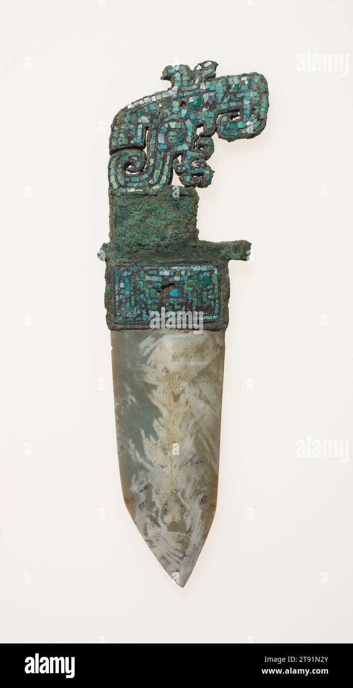 Poignard-hache de cérémonie ge, 1300-1046 av. J.-C., 9 1/4 × 3 × 5/16 po., 0,4 lb. (23,5 × 7,62 × 0,8 cm, 0,2 kg), bronze avec turquoise incrusté, et jade, Chine, 13e-12e siècle av. J.-C. Banque D'Images