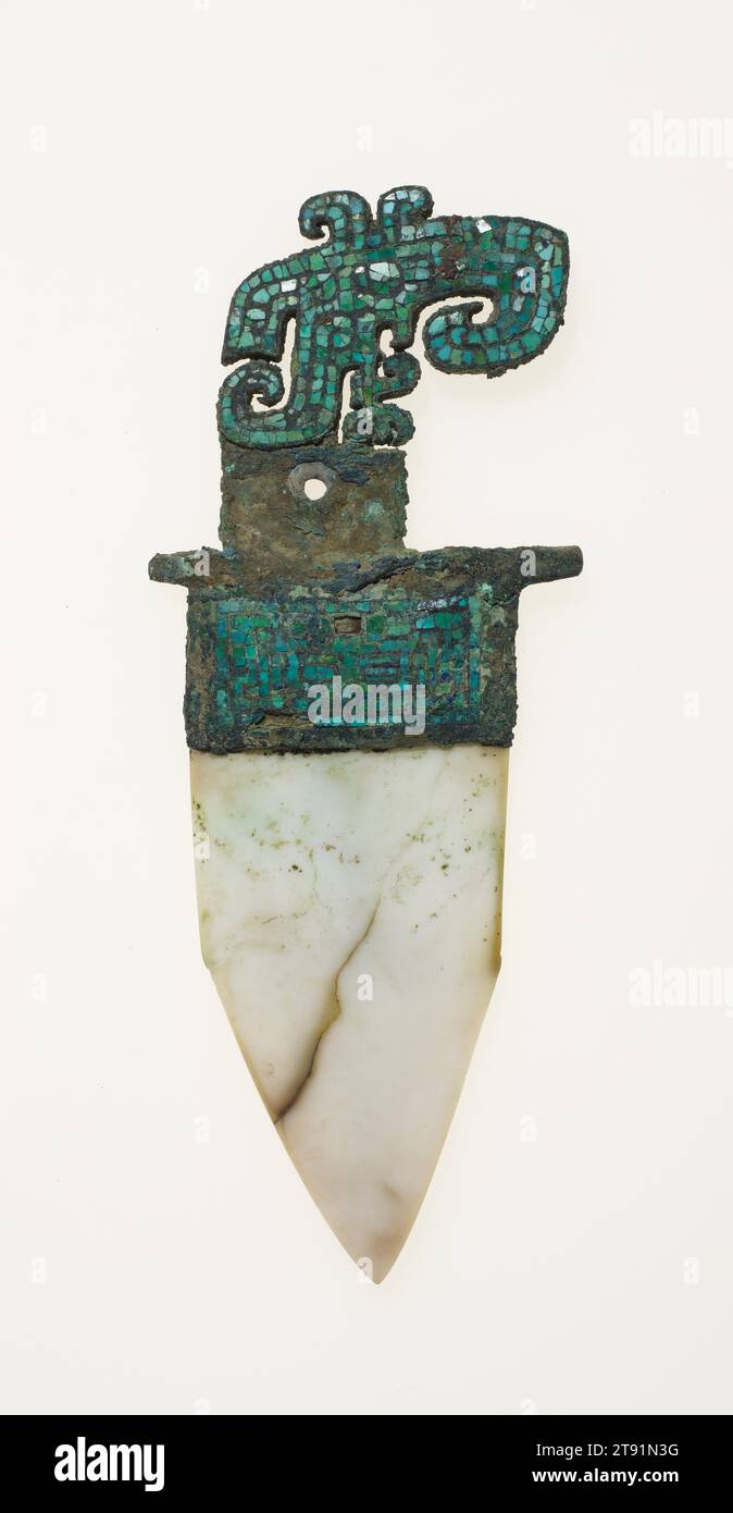 Poignard-hache (ge), 1600-1046 av. J.-C., 8 15/16 × 3 1/2 × 3/16 po., 0,4 lb. (22,7 × 8,89 × 0,5 cm, 0,2 kg), bronze avec turquoise incrusté, et jade, Chine, 12e-11e siècle av. J.-C. Banque D'Images