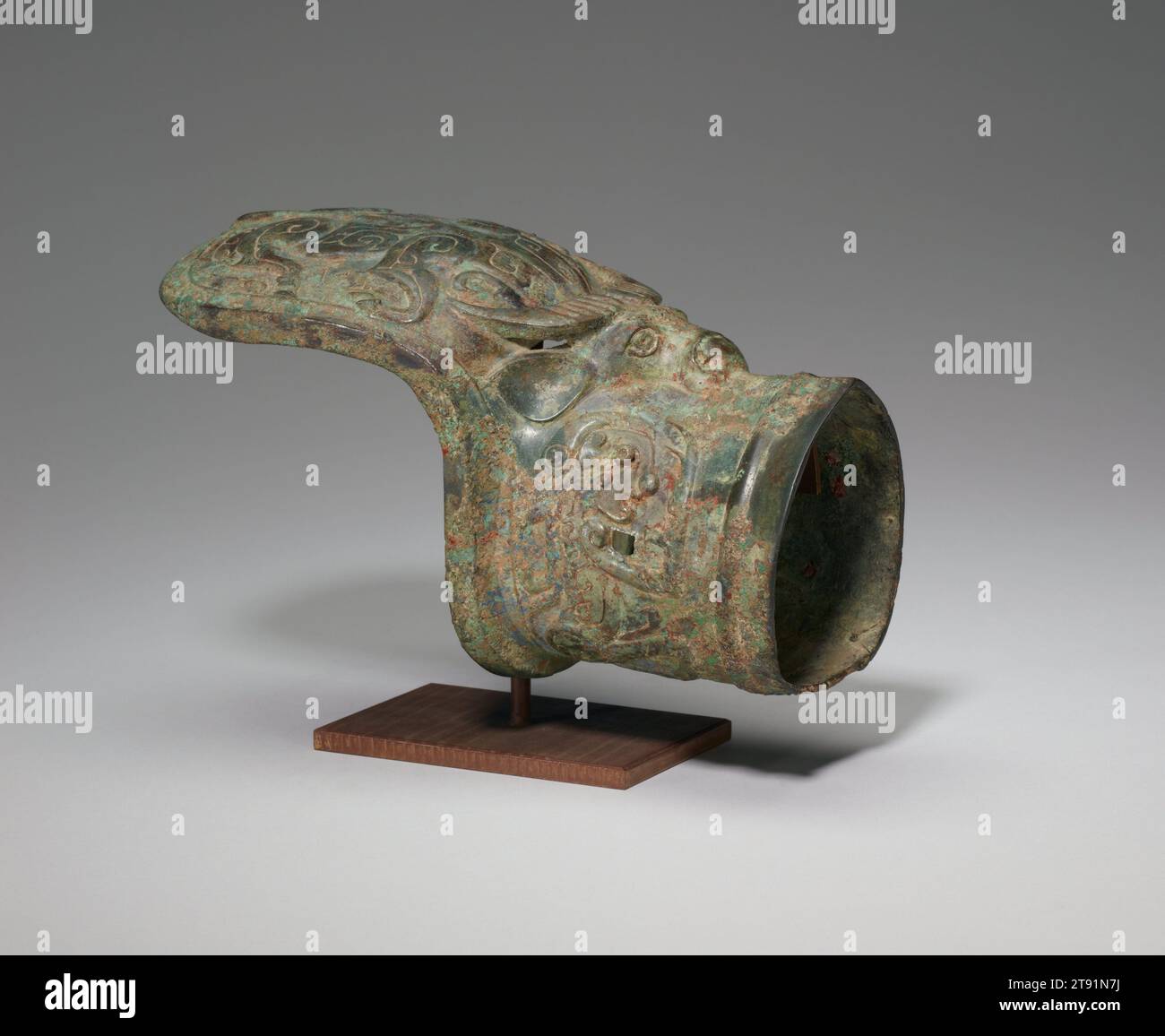 Douille d'arbre de chariot, 13e-12e siècle av. J.-C., 4 15/16 × 8 5/16 × 4 1/8 po., 1,5 lb. (12,54 × 21,11 × 10,48 cm, 0,7 kg), Bronze, Chine, 13e-12e siècle av. J.-C., cet objet en bronze servait de ferrure sur un char tiré par des chevaux. Le char accompagnait le défunt à l'enterrement et le servit probablement dans l'au-delà. Le décor de cet objet extraordinaire est exécuté en haut relief et en partie en rond. Sur sa base se trouve une tête de buffle d'eau de forme réaliste, dont le corps est évasé sur le bouclier au-dessus de la douille. De chaque côté du cylindre se trouve une créature avec une tête humaine Banque D'Images