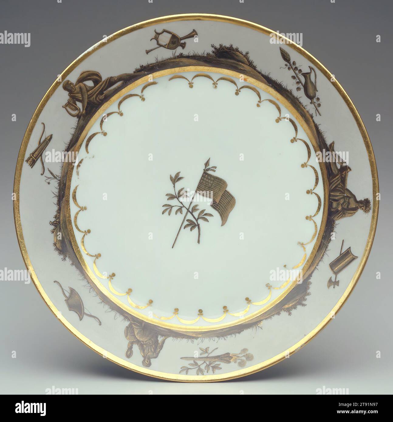 Assiette, c. 1805, Guérhard et Dihl, Paris, 1 3/8 x 9 1/4 po. (3,49 x 23,5 cm), porcelaine, France, 19e siècle, plutôt que d'orner leurs services de dîner avec des crêtes héraldiques comme les aristocraties d'Europe, les Américains préfèrent l'imagerie nationaliste. Tout en encourageant les Français à soutenir la lutte de l'Amérique pour l'indépendance, Benjamin Franklin leur a promis que la nouvelle nation serait un marché idéal pour les produits de luxe en provenance de France. La monarchie française l'obligea, et les fabricants en France produisaient avec impatience des céramiques, de la verrerie et d'autres arts décoratifs combinant les symboles américains Banque D'Images