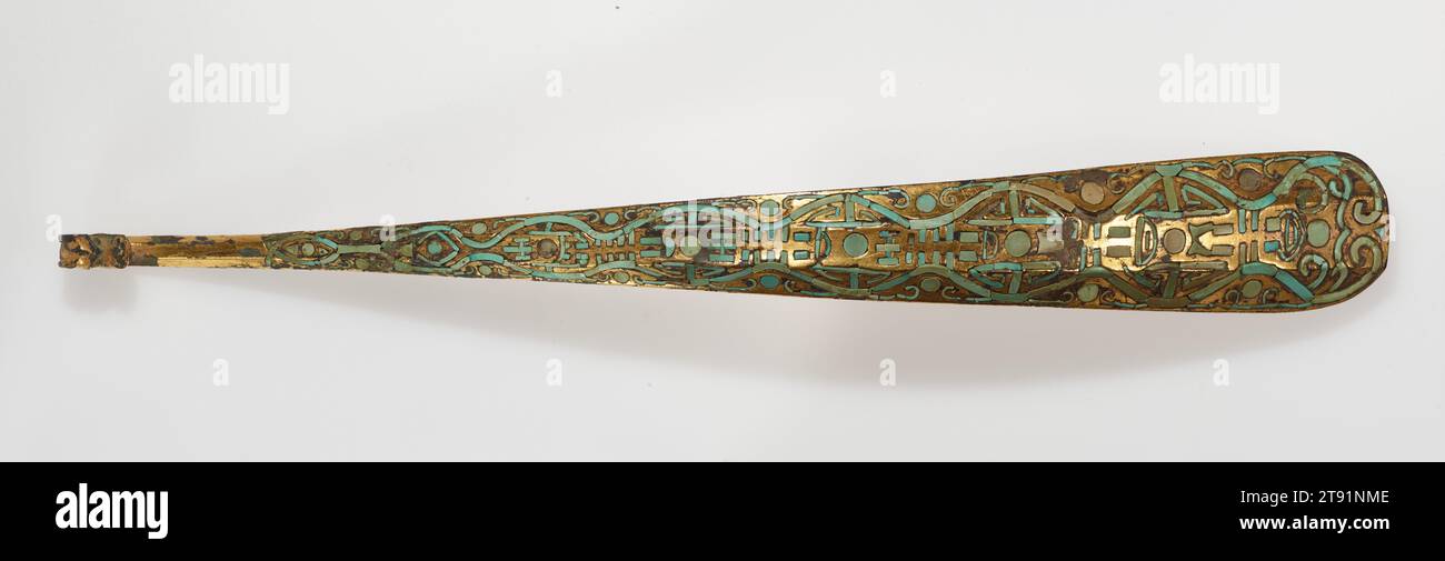 Crochet pour vêtements, 4e-3e siècle av. J.-C., 13 3/8 × 1 9/16 × 1 3/4 po., 1,1 lb. (33,97 × 3,97 × 4,45 cm, 0,5 kg), bronze doré incrusté de turquoise, Chine, 4e-3e siècle av. J.-C. Banque D'Images