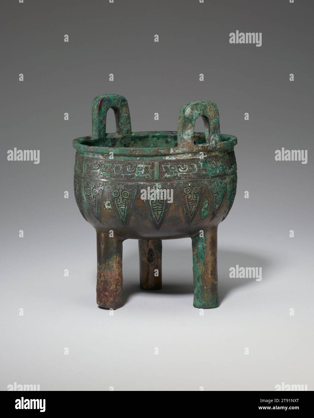 Récipient alimentaire Ding, 12e siècle av. J.-C., 8 1/16 × 6 7/16 × 6 1/4 po., 4,2 lb. (20,4 × 16,4 × 15,8 cm, 1,9 kg), Bronze, Chine, 12e siècle av. J.-C. Banque D'Images