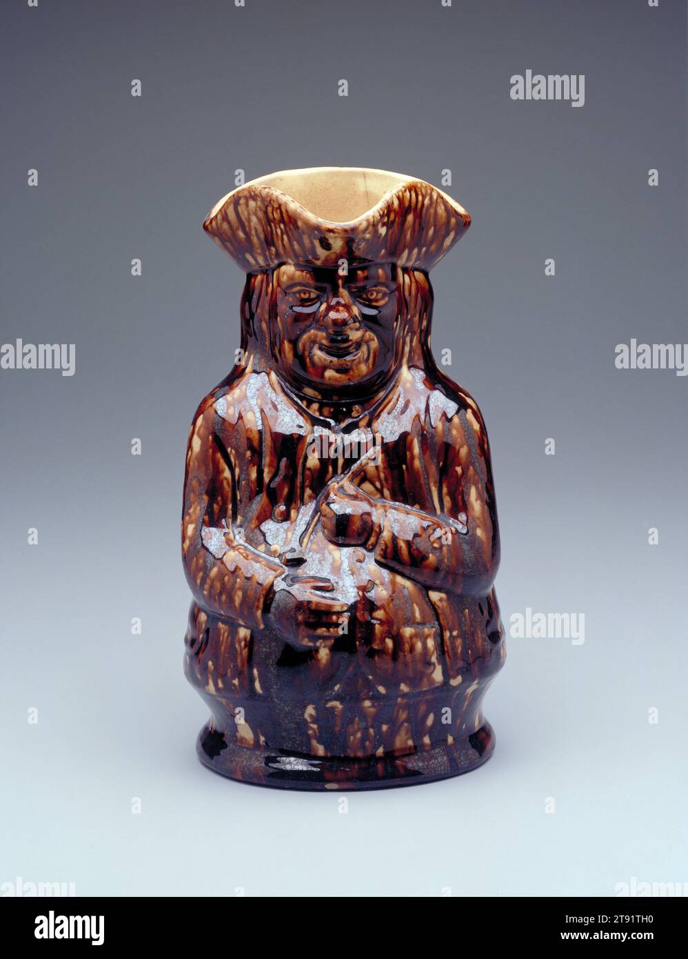 Toby Jug, c. 1849-1858, Lyman Fenton & Co., Bennington, Vermont, 1849-1858, 10 1/2 x 7 1/2 x 5 3/4 po. (26,67 x 19,05 x 14,61 cm), faïence émaillée, États-Unis, 19e siècle, alors que cet objet a été fabriqué en Amérique au milieu du 19e siècle, son design est inspiré des cruches Toby créées en Angleterre depuis la fin du 18e siècle. L'idée originale d'une cruche Toby pourrait provenir du personnage Oncle Toby dans Tristam Shandy, publié en Angleterre en 1760, ou d'une chanson populaire intitulée The Little Brown Jug, écrite en 1761 et dédiée à un Toby Philpot Banque D'Images