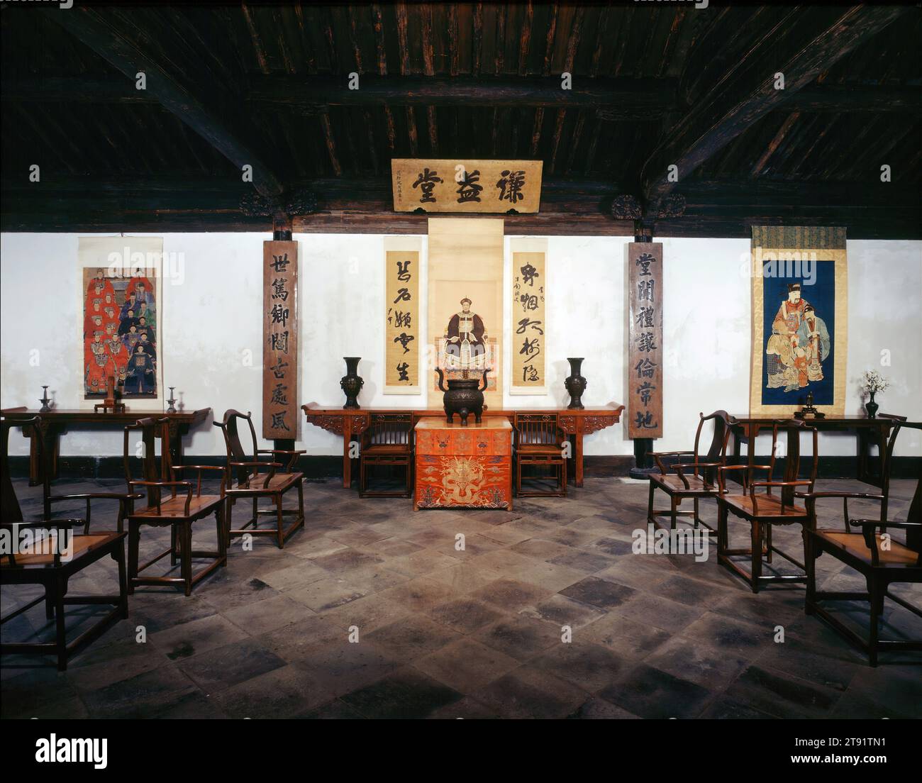 Salle de réception de la famille Wu, début du 17e siècle, 216 x 483 x 288 po. (548,64 x 1226,82 x 731,52 cm) (dimension extérieure du mur), Bois, céramique, carrelage, plâtre, laque, pierre, Chine, 17e siècle, cette salle de réception à trois baies faisait à l'origine partie d'une maison de cour traditionnelle de style Suzhou située dans le quartier est de Dongting près de la ville actuelle de Dongshan. Construit au début des années 1600 par la famille Wu, il a servi de salle de cérémonie principale (zhongtang) d'une maison traditionnelle de classe supérieure. C’était un espace public où les aînés effectuaient des rituels honorant leurs ancêtres, recevaient des invités Banque D'Images