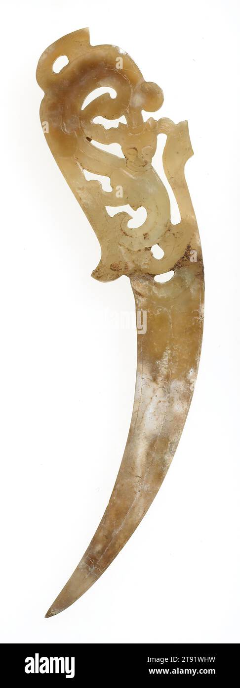 Pendentif en forme de Xi Tiger, 480-221 BCE, 4 1/2 x 1 x 1/8 po. (11,43 x 2,54 x 0,32 cm), jade translucide Tan, Chine, 5e-3e siècle avant notre ère Banque D'Images