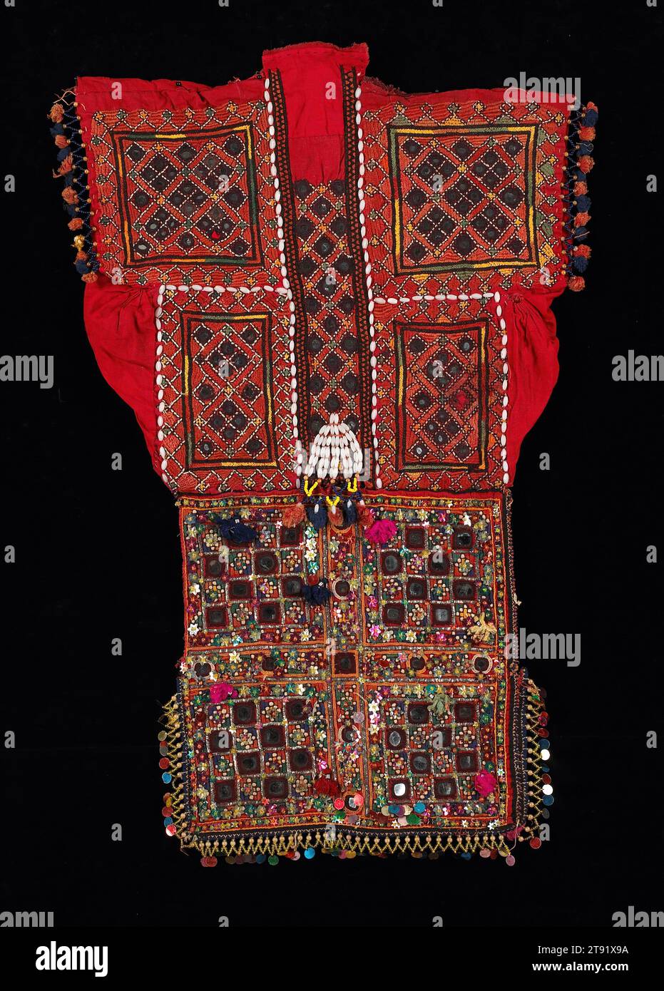 Robe de mariée devant, c. 1975, 31 3/4 x 21 po. (80,65 x 53,34 cm), coton, perles, paillettes, miroirs; travaux d'aiguille, Afghanistan, 20e siècle Banque D'Images