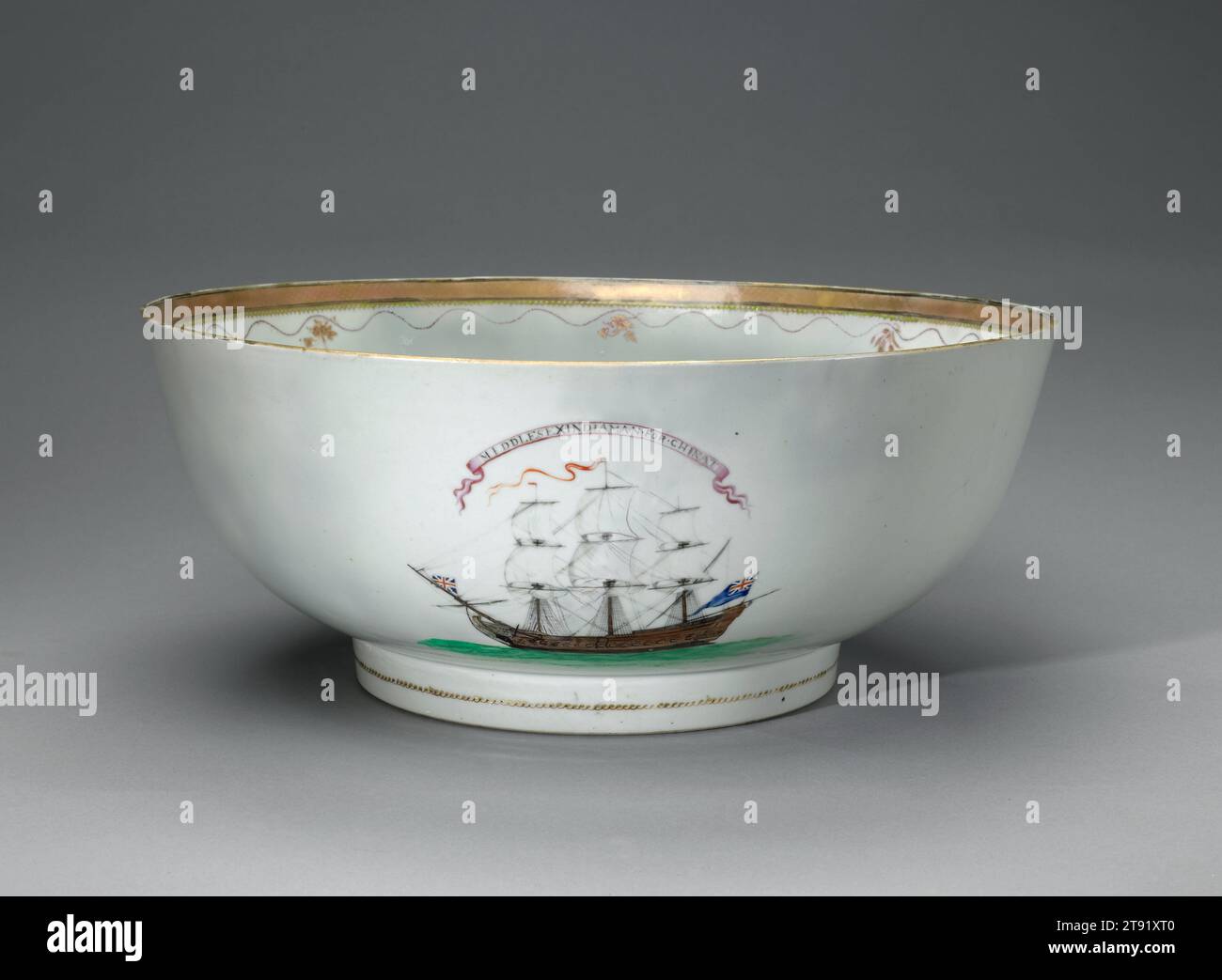 Bol d'expédition documentaire, fin du 18e siècle, 6 7/16 x 15 9/16 x 15 9/16 po. (16,35 x 39,56 x 39,56 cm), porcelaine, Chine, exportation chinoise, ce bol offre une vue sur la vie nautique du 18e siècle avec dix marins engagés dans diverses activités, y compris attraper des crabes, carousser et boire. Le texte du Bowl fait référence à un différend sur le salaire des marins sous le commandement du Ship Steward William Brown à bord du Middlesex, un navire de commerce appartenant à la Compagnie anglaise des Indes orientales Banque D'Images