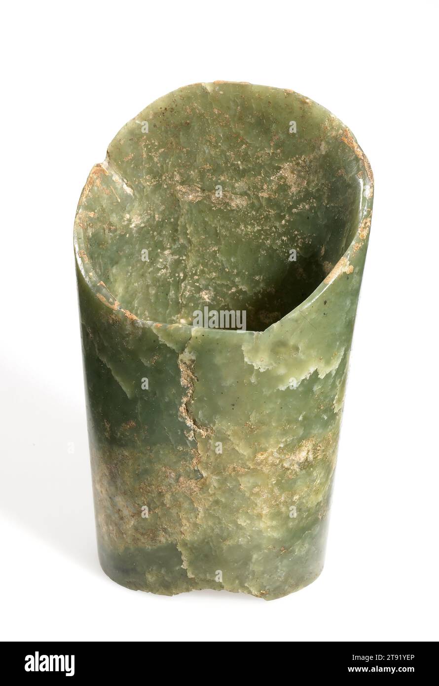 Tube ovale, 722-481 BCE, 5 7/8 x 3 3/4 po. (14,92 x 9,53 cm), jade vert tacheté avec nuages blancs, Chine, 8e-5e siècle avant notre ère Banque D'Images