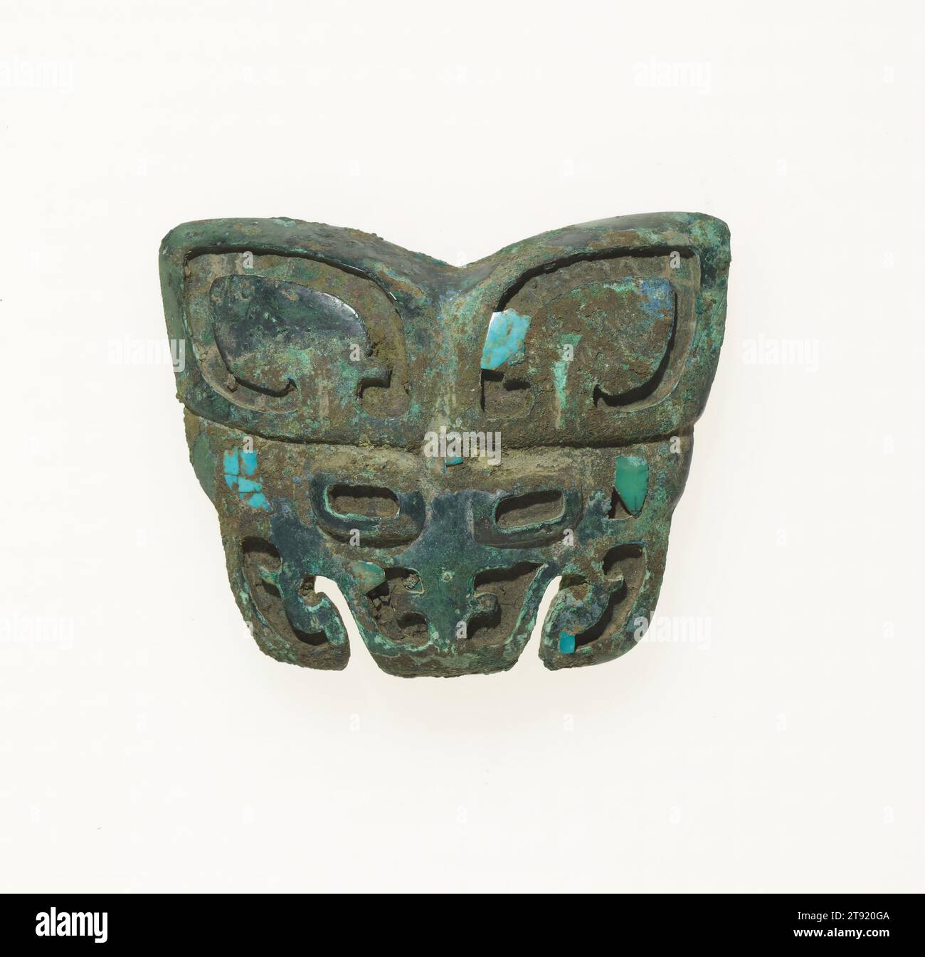 Appliqué en forme de masque taotie, 12e siècle avant notre ère, 2 3/8 × 3 po, 0,2 lb. (6,1 × 7,6 cm, 0,1 kg), Bronze incrusté de turquoise, Chine, 12e siècle avant notre ère Banque D'Images