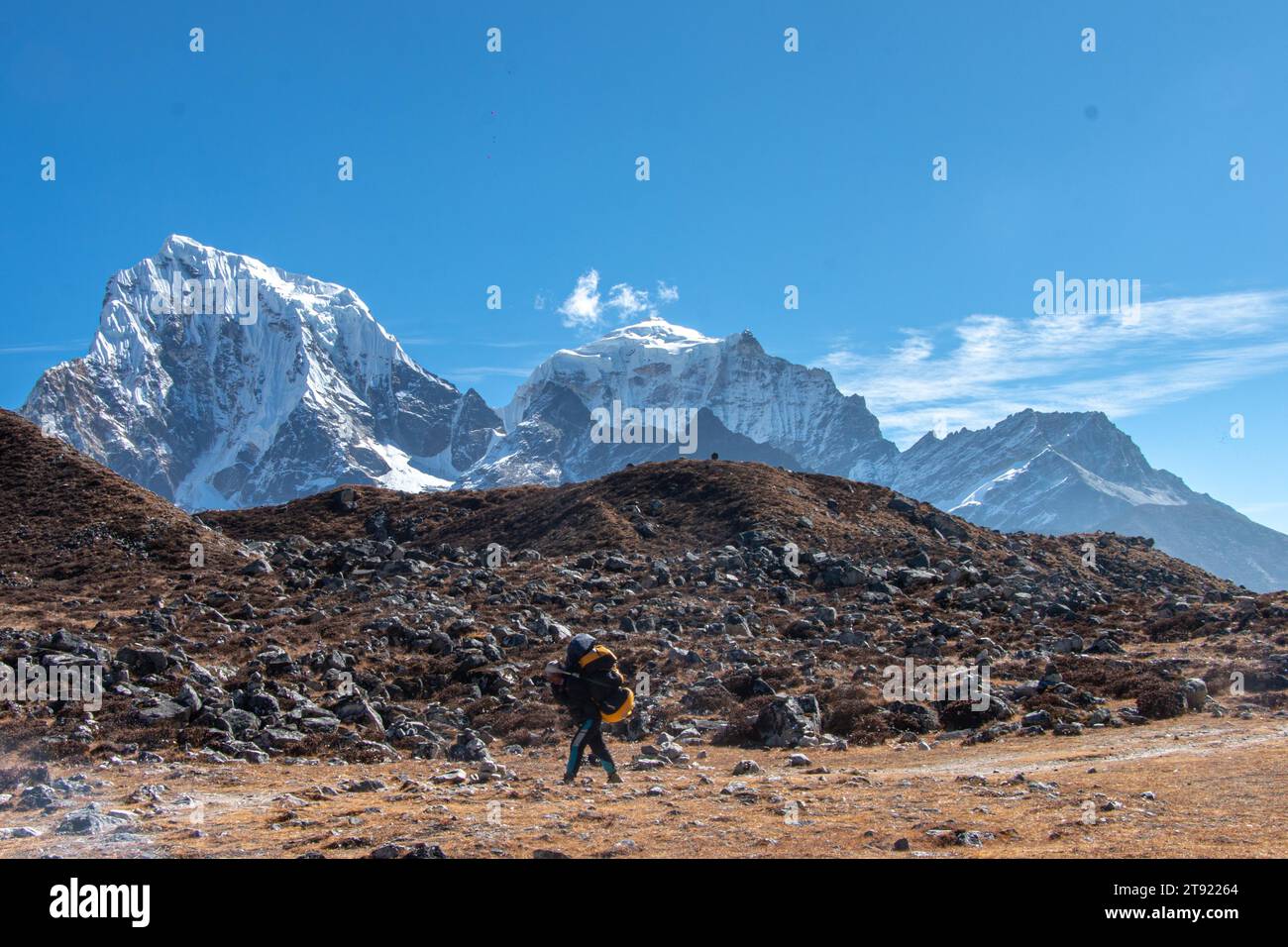 Embarquez pour un voyage magique : Potter explore les paysages à couper le souffle du trek du camp de base de l'Everest où se trouve la vraie magie. Banque D'Images