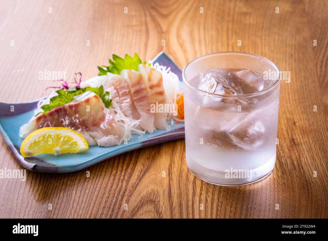 Shochu izakaya japonais et sashimi de dorade Banque D'Images