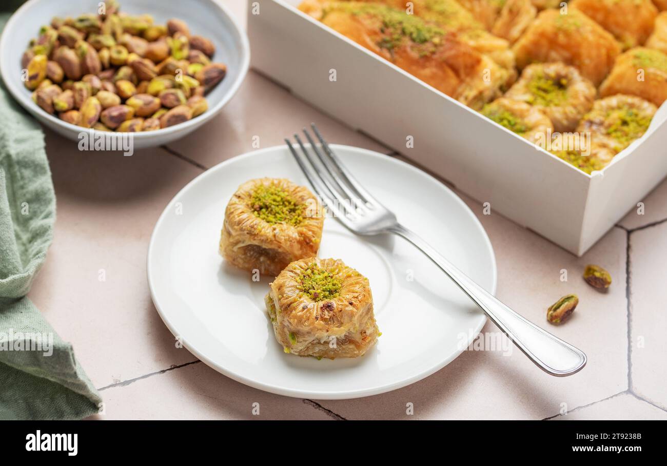 Assortiment de dessert turc baklava sur une table Banque D'Images