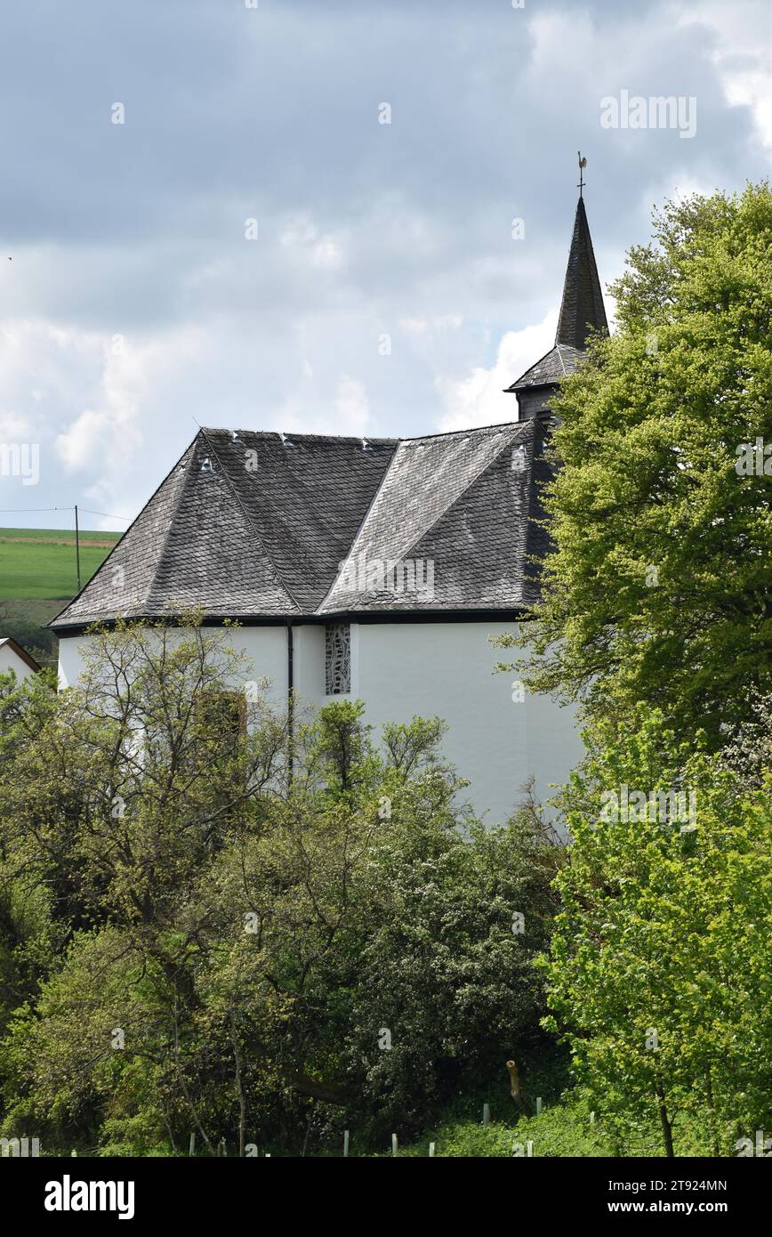 L'église catholique de St Markus à Oberkirn à Hunsrueck, un bâtiment avec une tourelle de crête construit en 1794, Rhénanie-Palatinat, Allemagne Banque D'Images