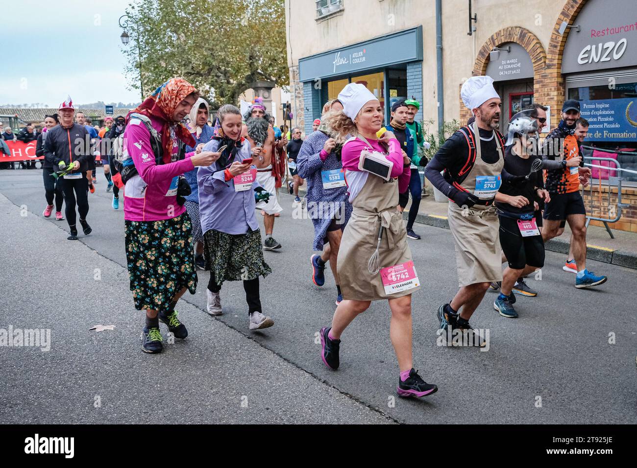 Coureurs en robe fantaisie au départ du Marathon du Beaujolais à fleurie. Banque D'Images