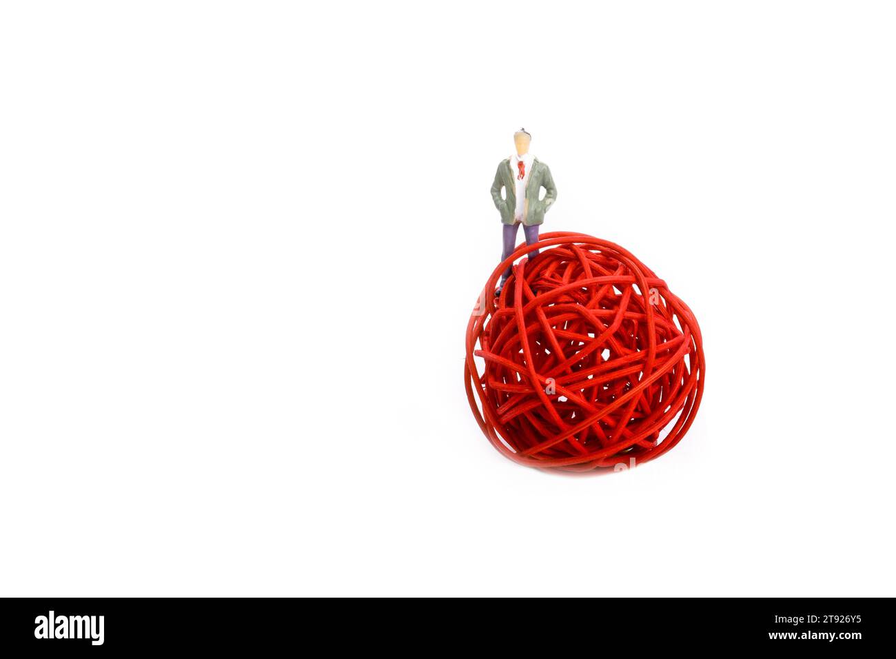 Homme debout dans une bobine de fil sur un fond blanc Banque D'Images