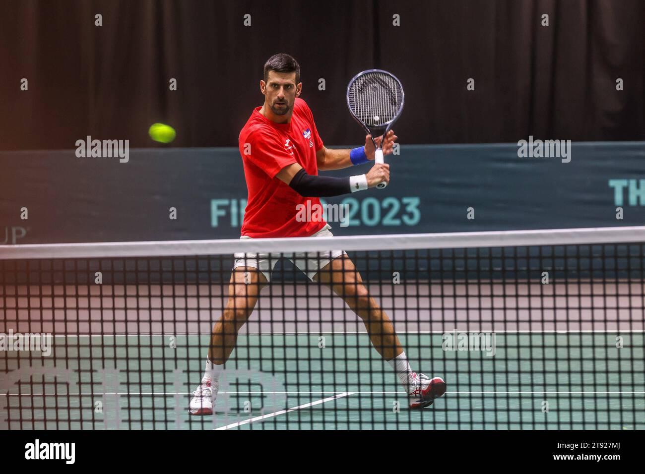 Malaga, Espagne. 21 novembre 2023 (Malaga) le joueur de tennis Novak Djokovic s'est entraîné cet après-midi pour la première fois sur la piste de Martín Carpena de Malaga. Le serbe s'est exercé avec un coude. Il y a des pays qui aspirent à la salade dans ces finales de la coupe Davis 2023 : Canada, Italie, Hollande, Finlande, Grande-Bretagne, la République tchèque, l'Australie et la Serbie possèdent Djokovic. Crédit : CORDON PRESS/Alamy Live News Banque D'Images