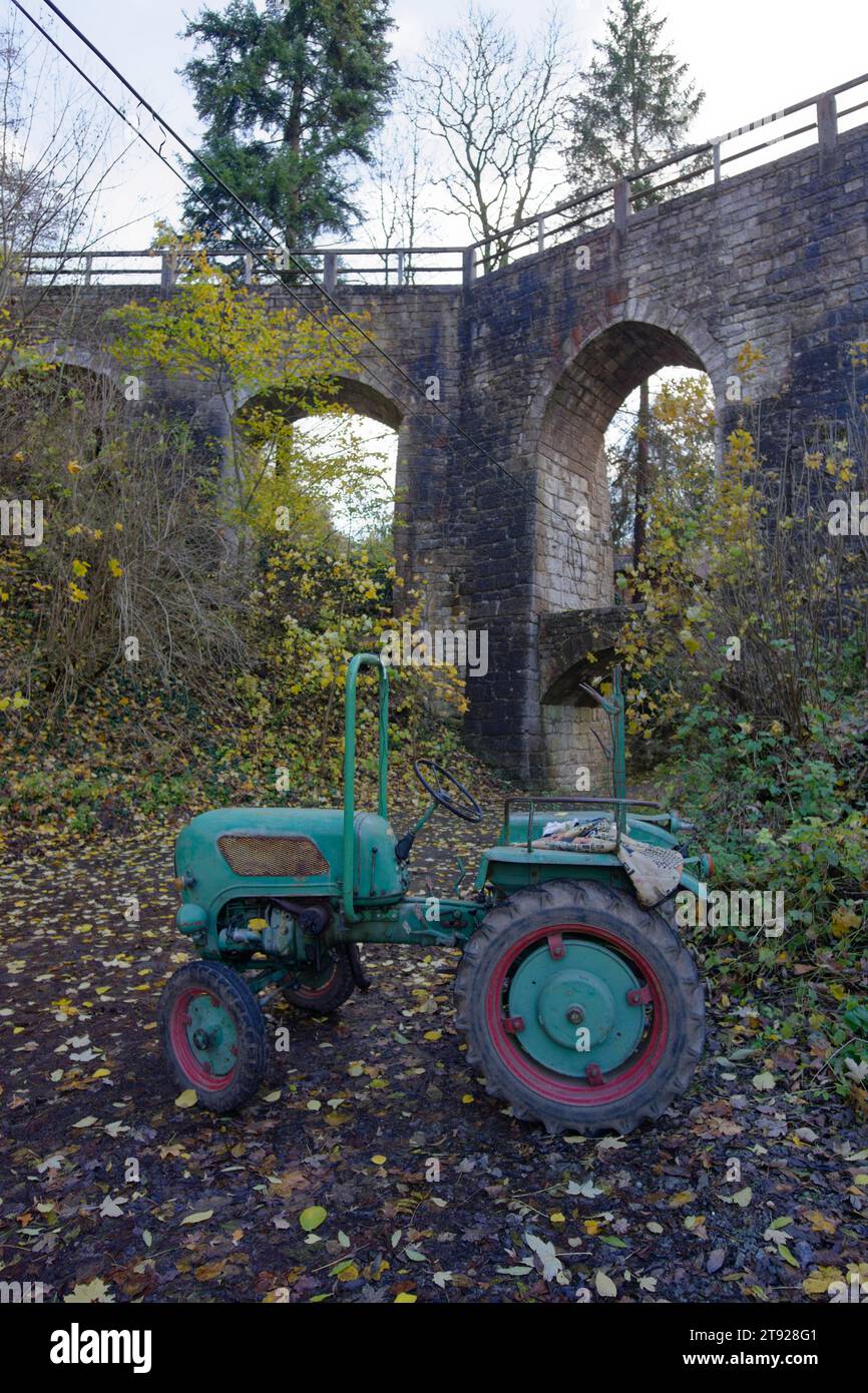 Un tracteur nostalgique se trouve dans le parking devant le viaduc de Wettbachklinge, Wettbach, Bach, Schwaebisch Hall, Kochertal, Kocher, Hohenlohe Banque D'Images