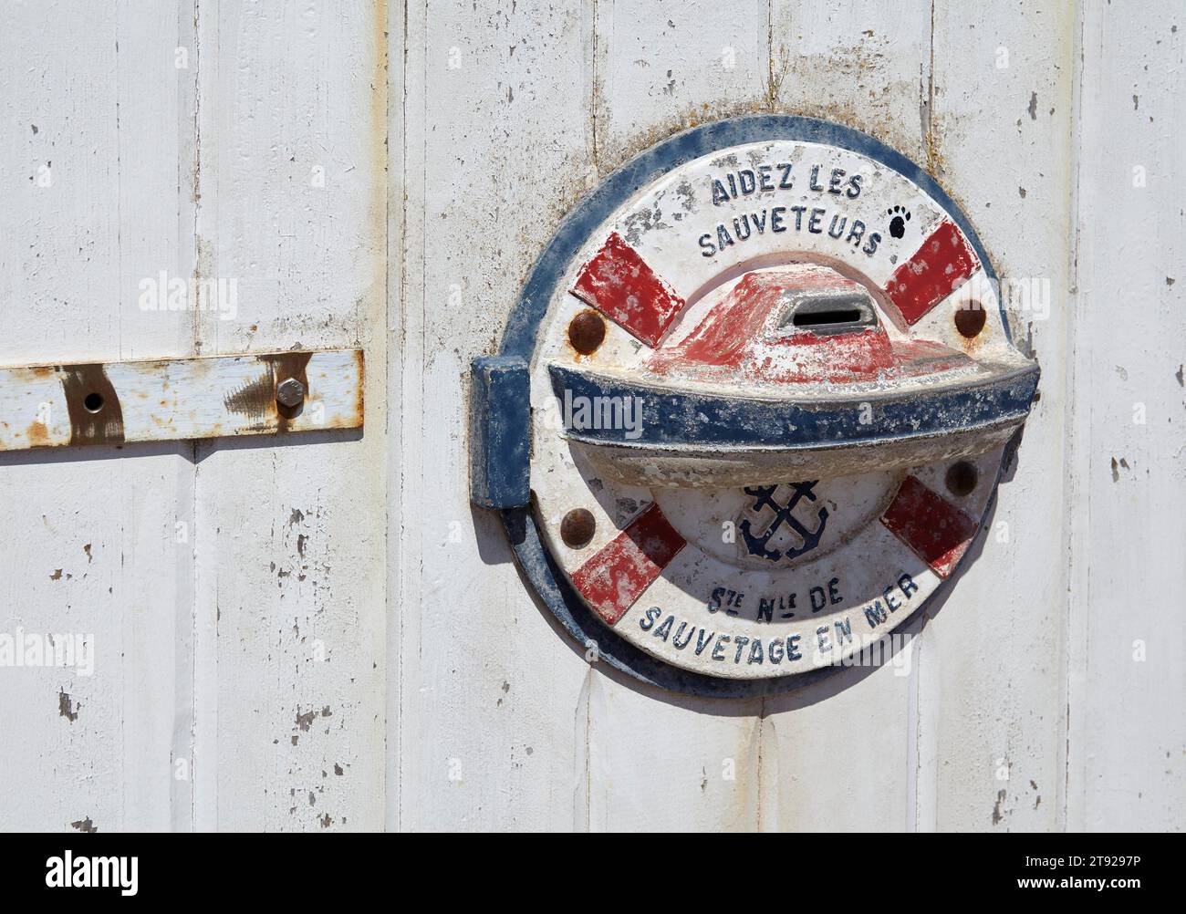 Boîte de donation sur la porte du phare historique Phare du Cap Fréhel avec l'inscription aider les sauveteurs, sauvetage en mer près de Plevenon Banque D'Images