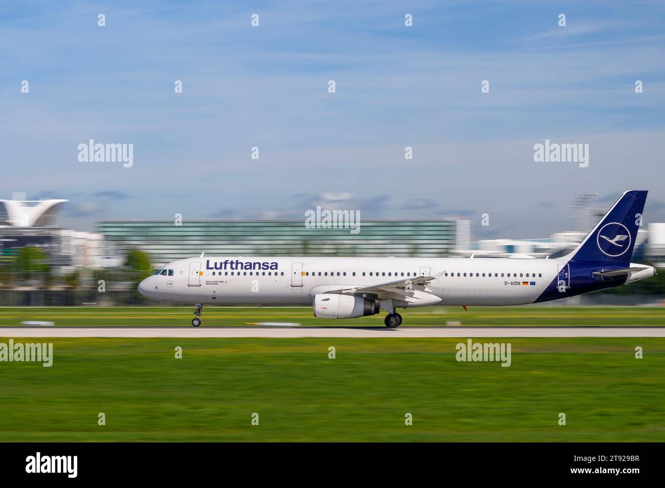 Munich, Allemagne - septembre 02. 2023 : Lufthansa Airbus A321-231 immatriculé D-AIDN part sur la piste sud 26L du M Banque D'Images